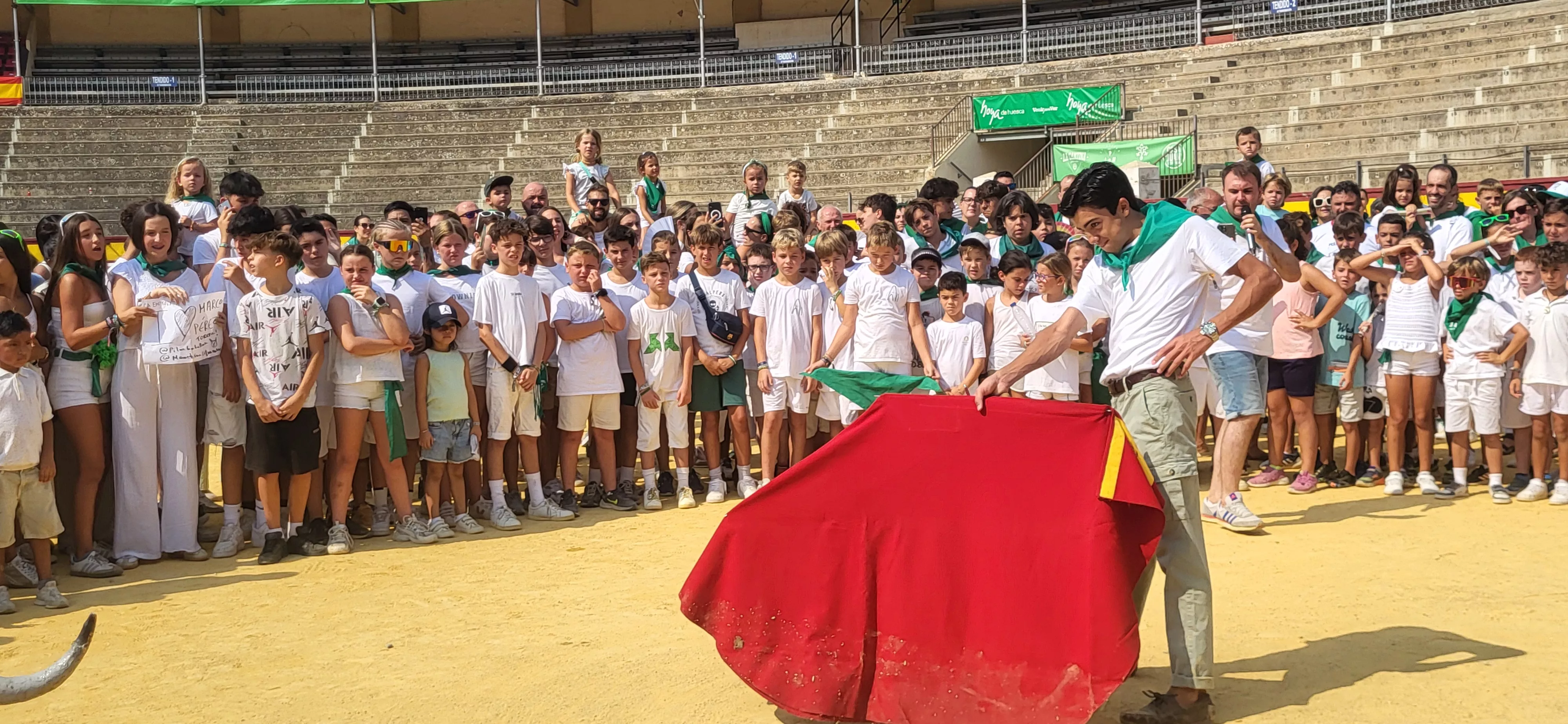 Encierro infantil con minibueyes en las fiestas de San Lorenzo. Foto Mercedes Manterola