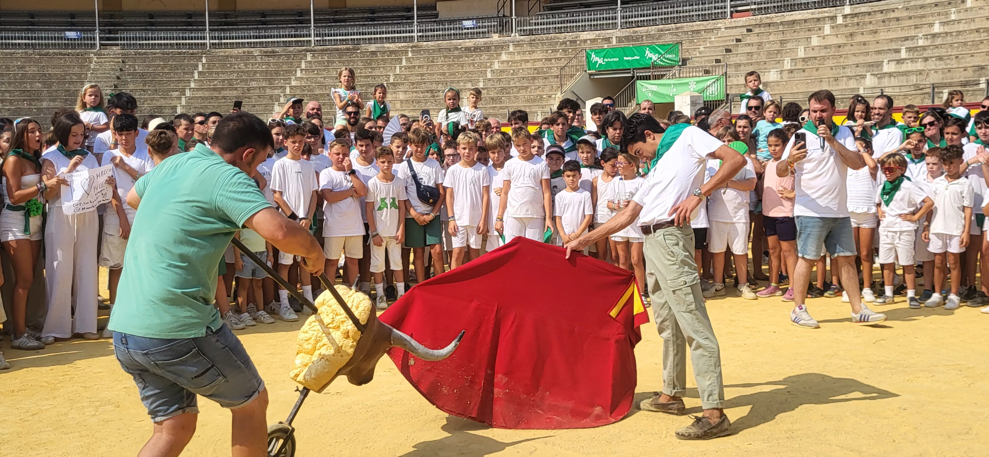 Encierro infantil con minibueyes en las fiestas de San Lorenzo. Foto Mercedes Manterola