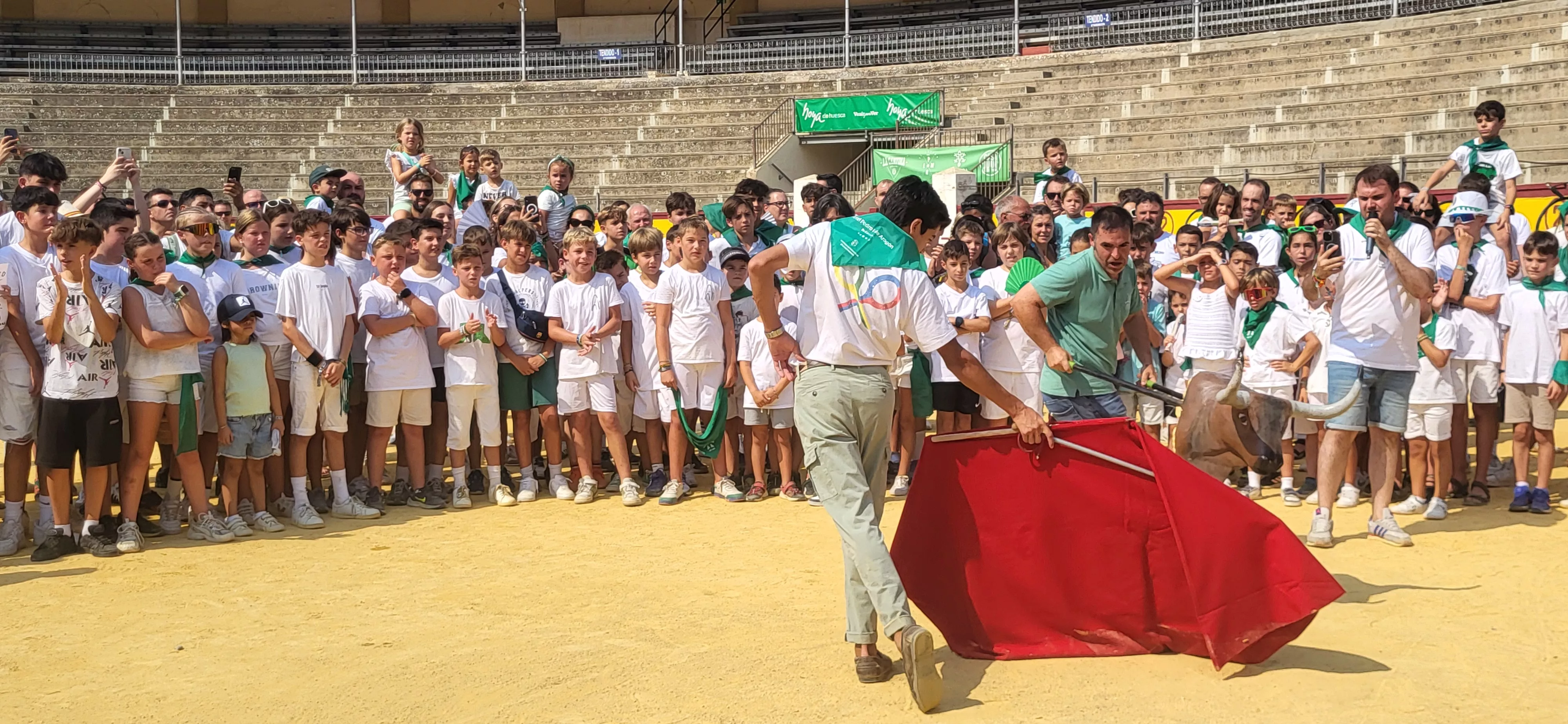 Encierro infantil con minibueyes en las fiestas de San Lorenzo. Foto Mercedes Manterola