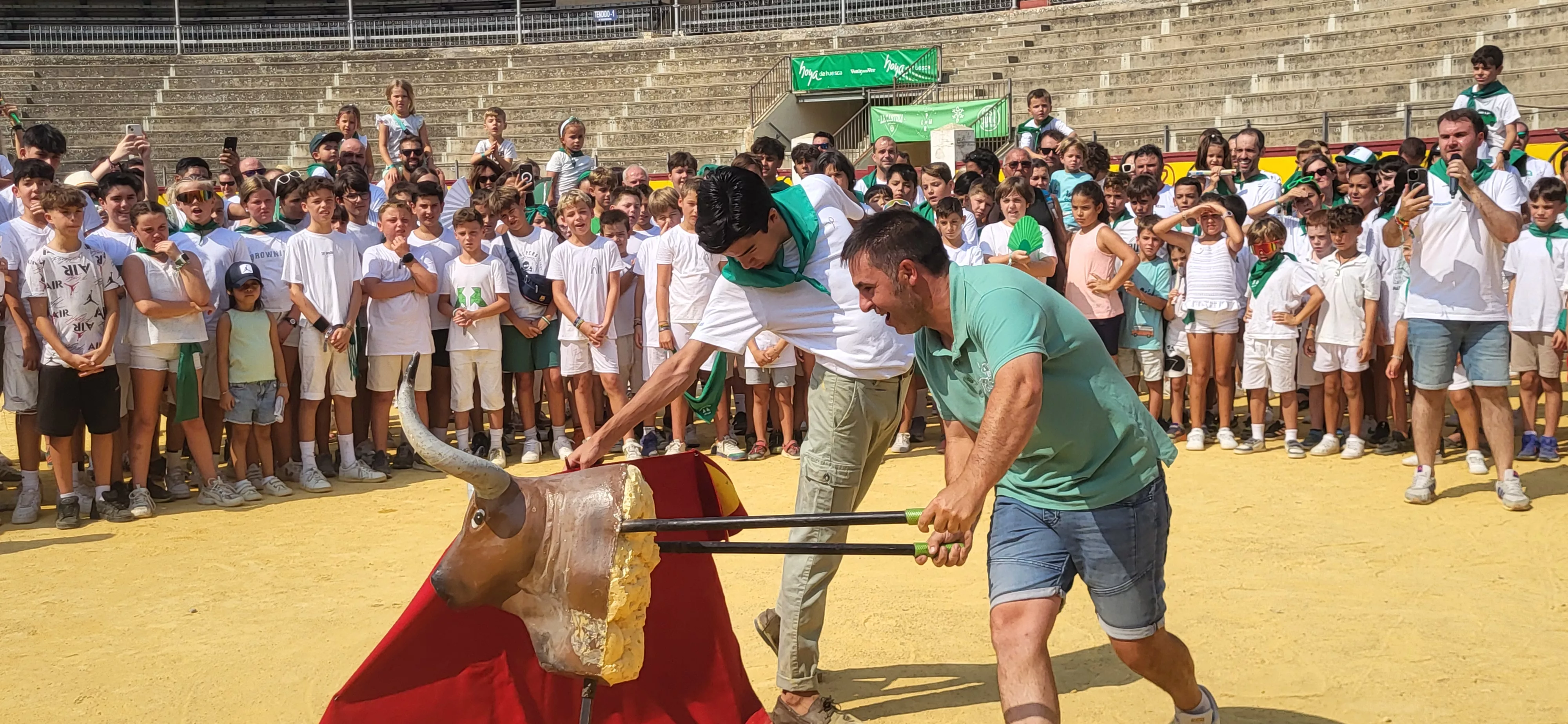 Encierro infantil con minibueyes en las fiestas de San Lorenzo. Foto Mercedes Manterola