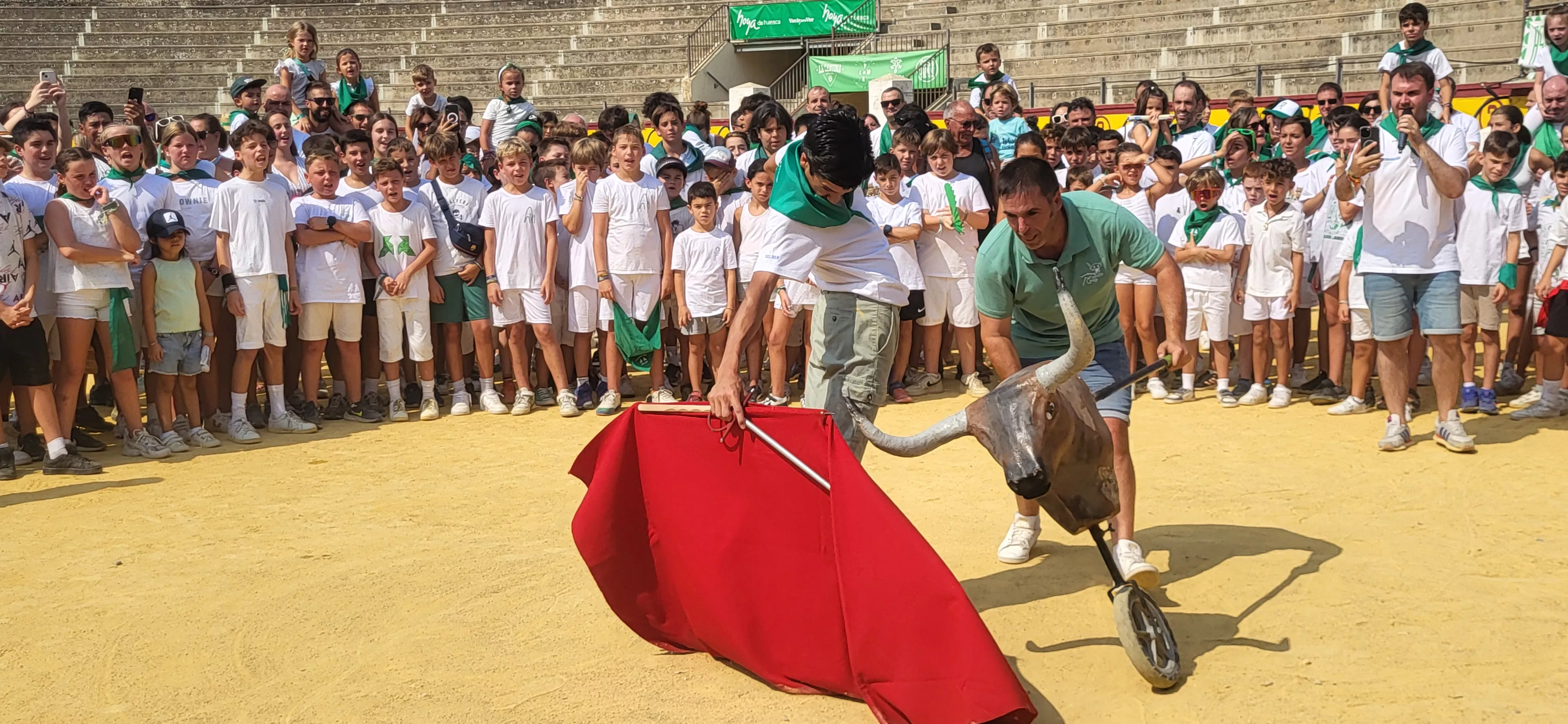 Encierro infantil con minibueyes en las fiestas de San Lorenzo. Foto Mercedes Manterola