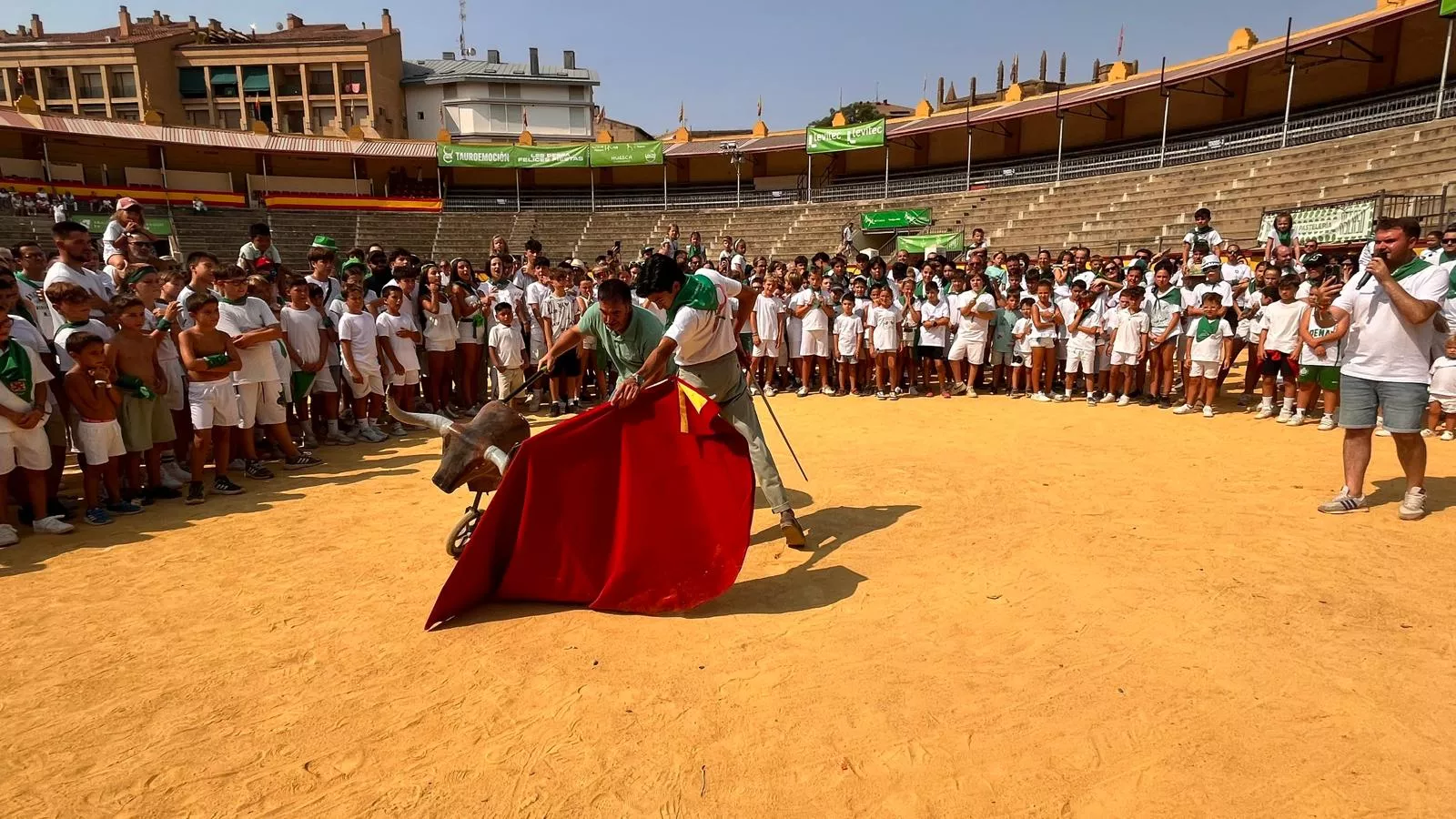 Encierro infantil con minibueyes en las fiestas de San Lorenzo. Foto Mercedes Manterola