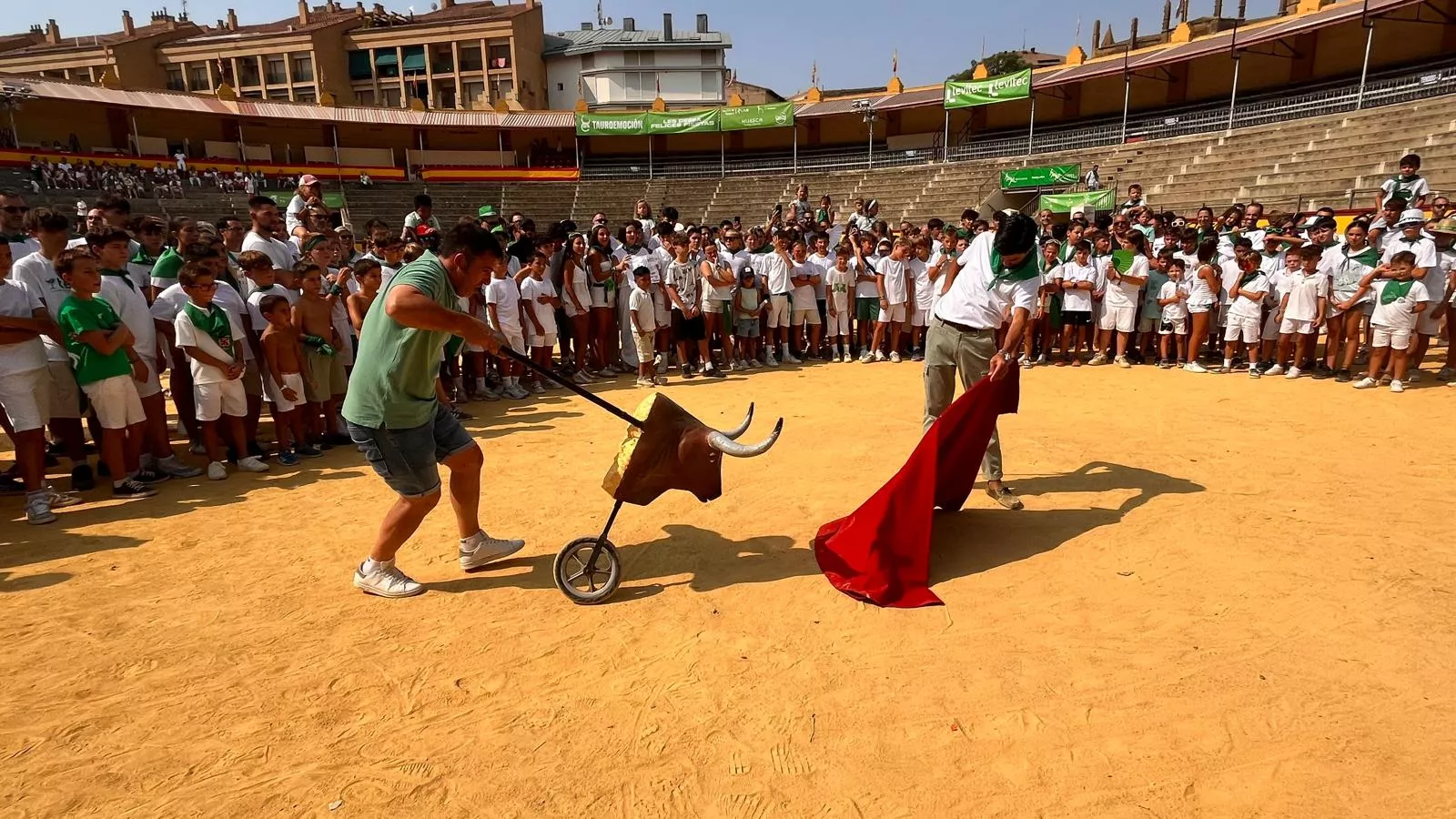 Encierro infantil con minibueyes en las fiestas de San Lorenzo. Foto Mercedes Manterola