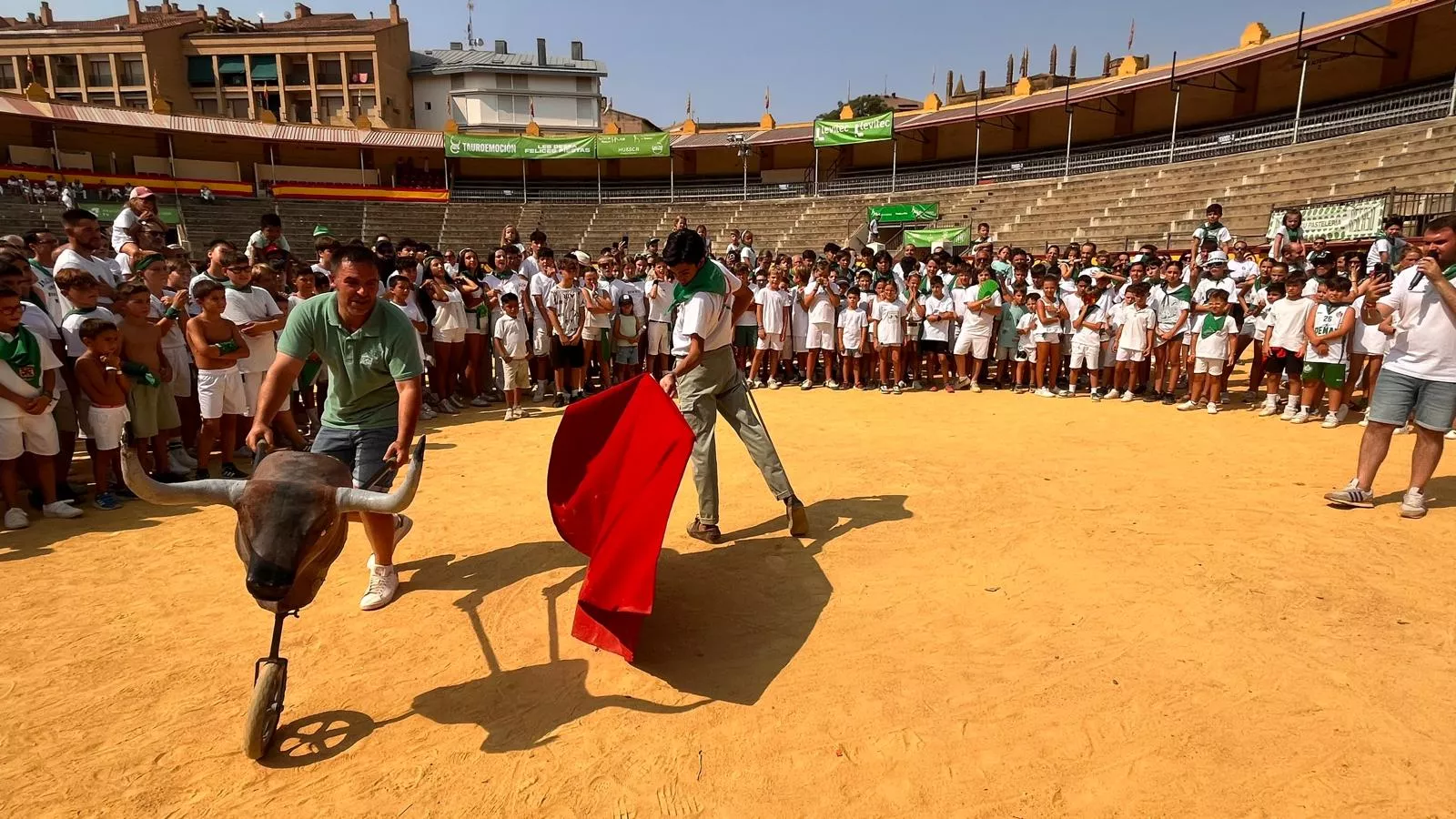 Encierro infantil con minibueyes en las fiestas de San Lorenzo. Foto Mercedes Manterola