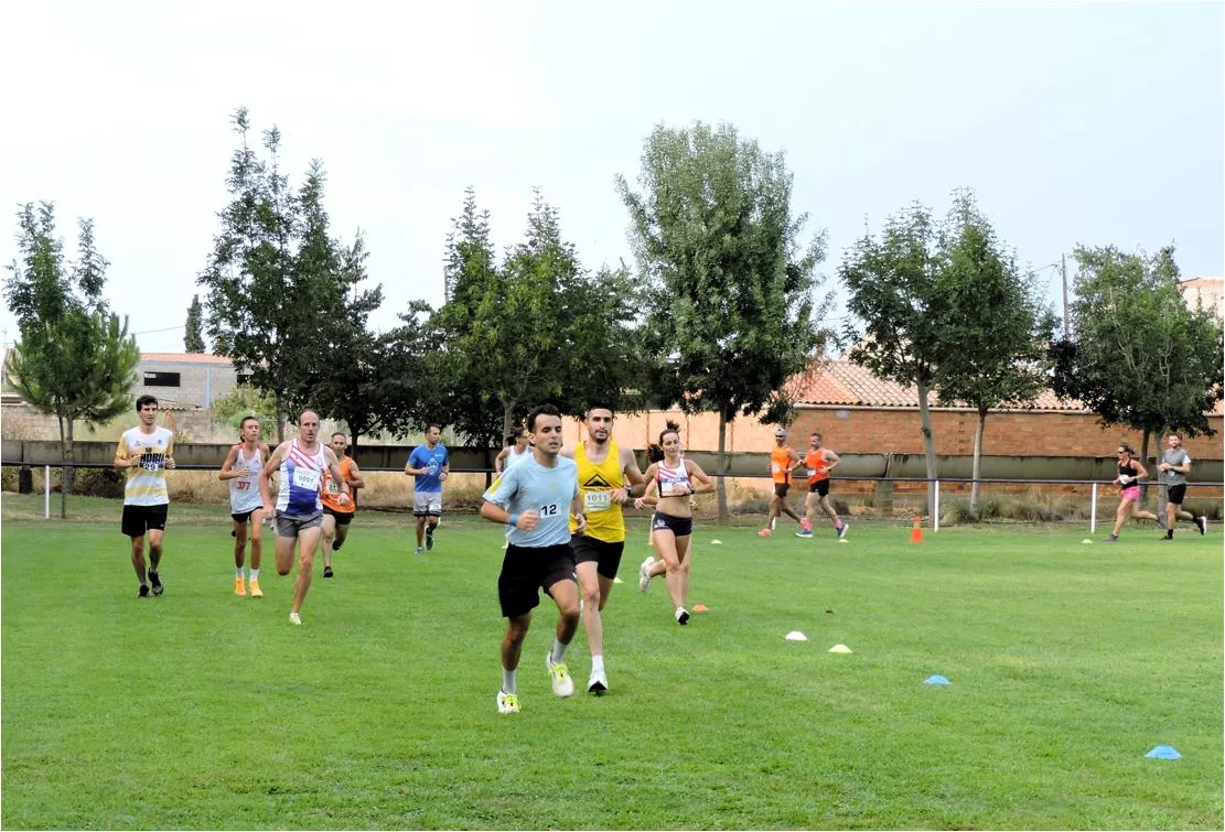 El corredor local, Jorge Abizanda (12), encabeza el grupo