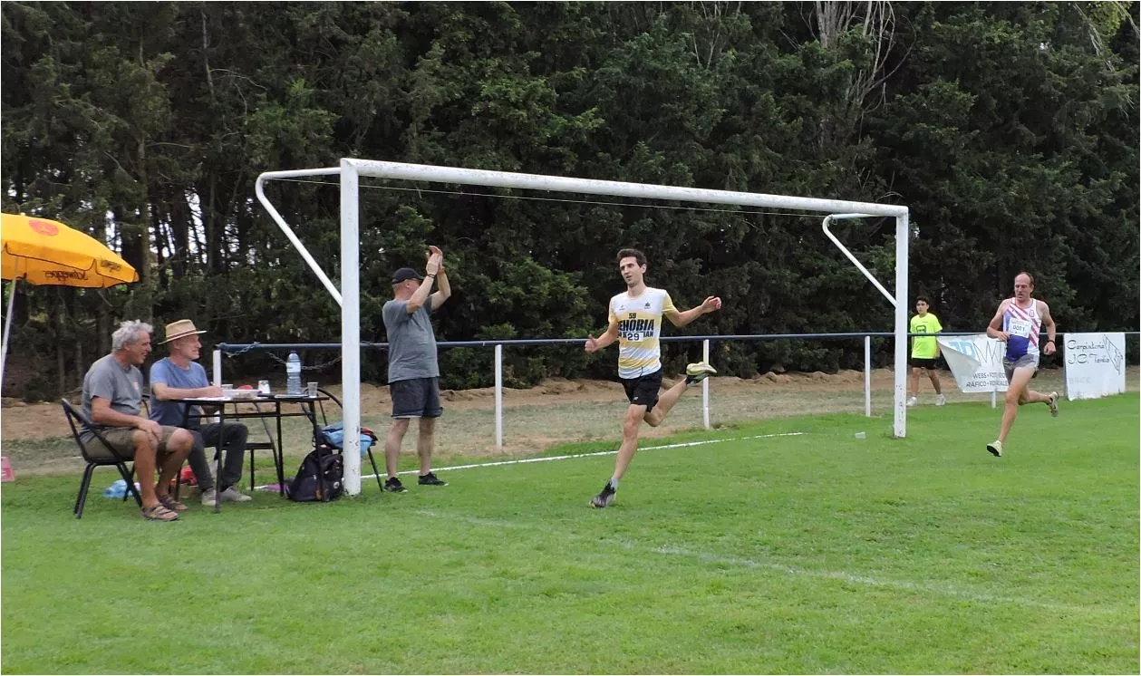 El local Roberto Sánchez ganando una prima a Marc Martínez