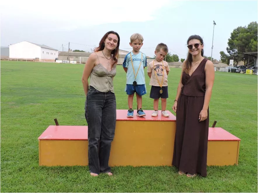 Norma Latorre y Marina Latorre entregando las medallas a los más pequeños