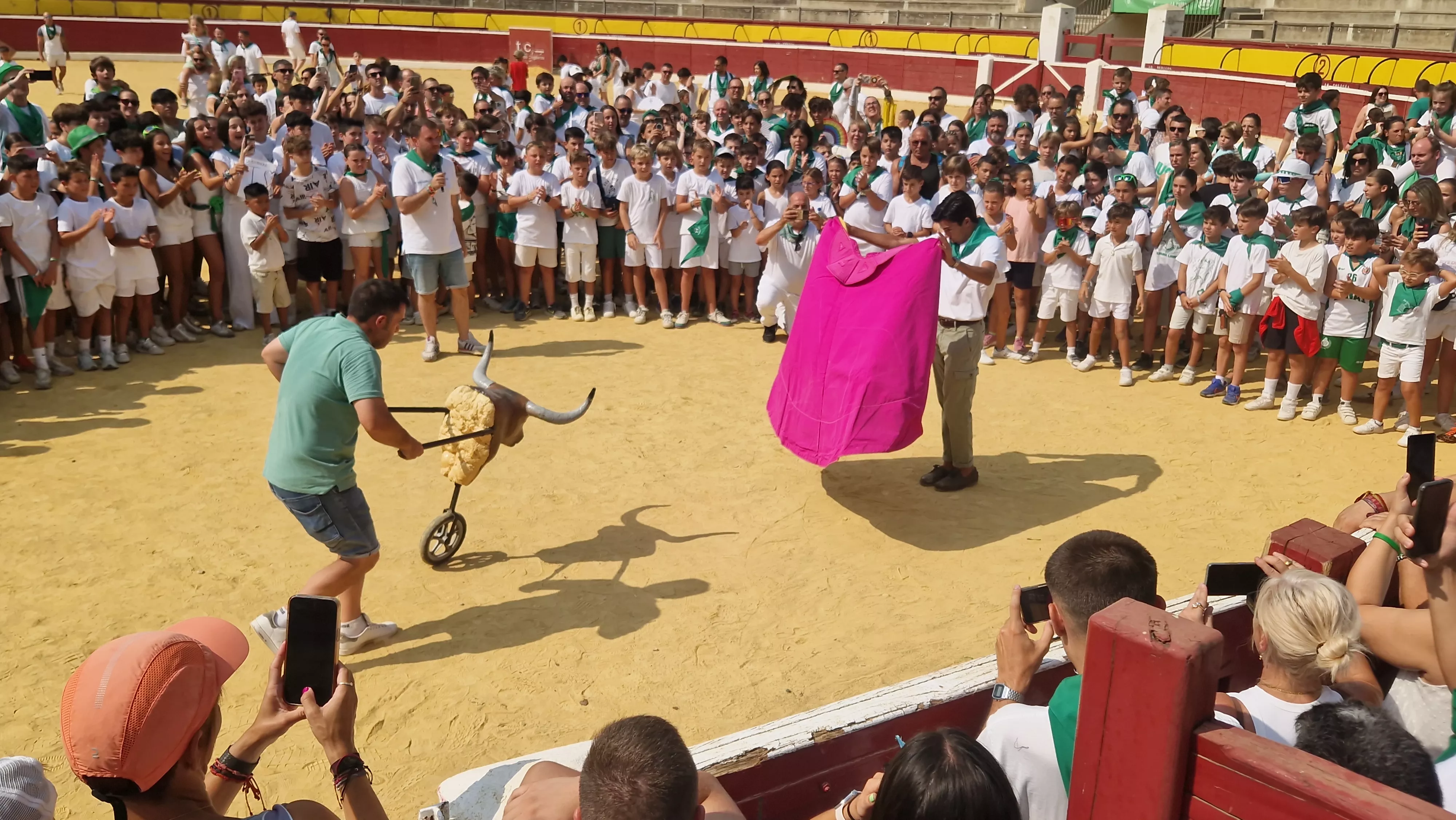 Encierro infantil con minibueyes en las fiestas de San Lorenzo. Foto Myriam Martínez