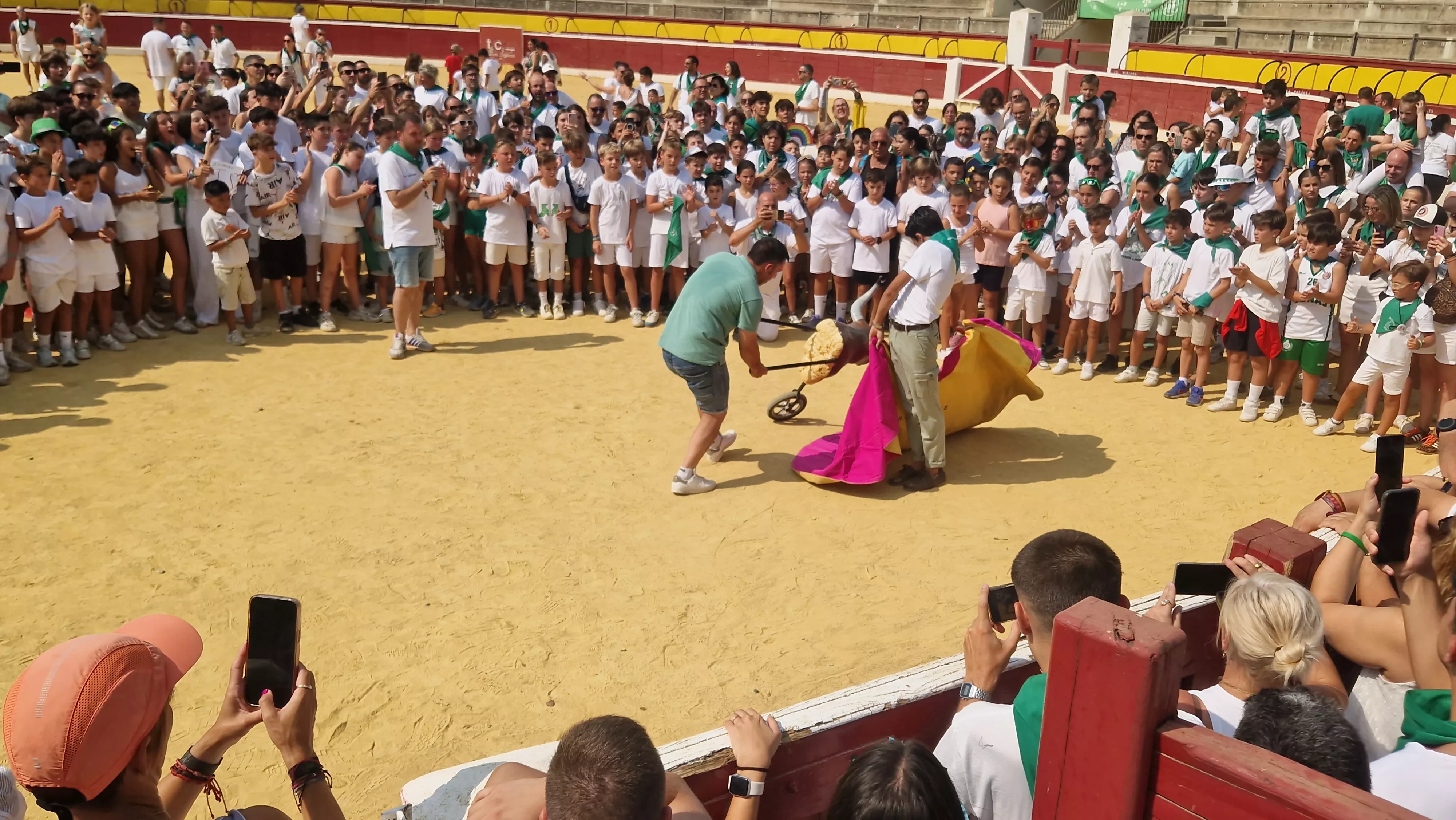 Encierro infantil con minibueyes en las fiestas de San Lorenzo. Foto Myriam Martínez
