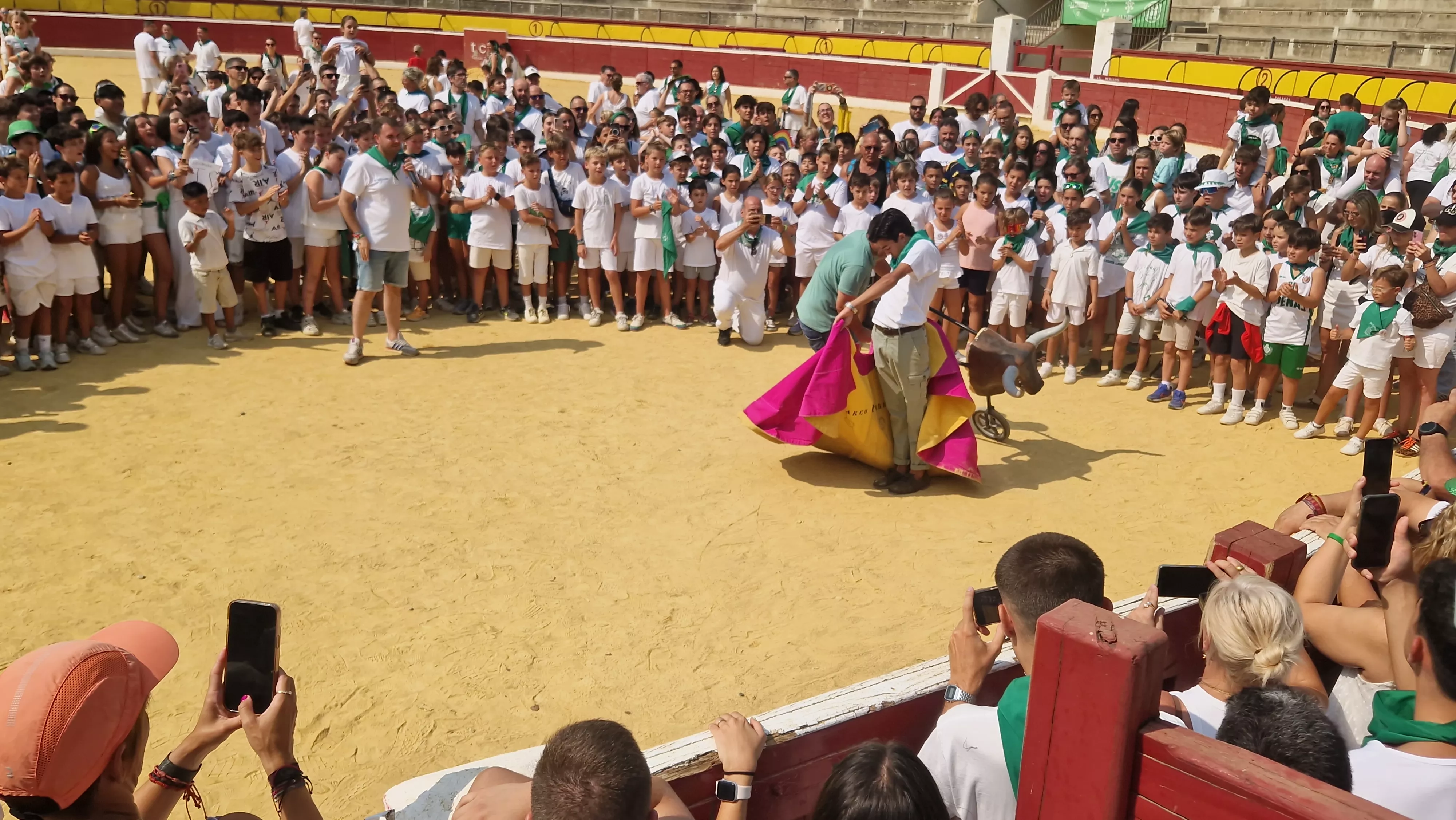 Encierro infantil con minibueyes en las fiestas de San Lorenzo. Foto Myriam Martínez