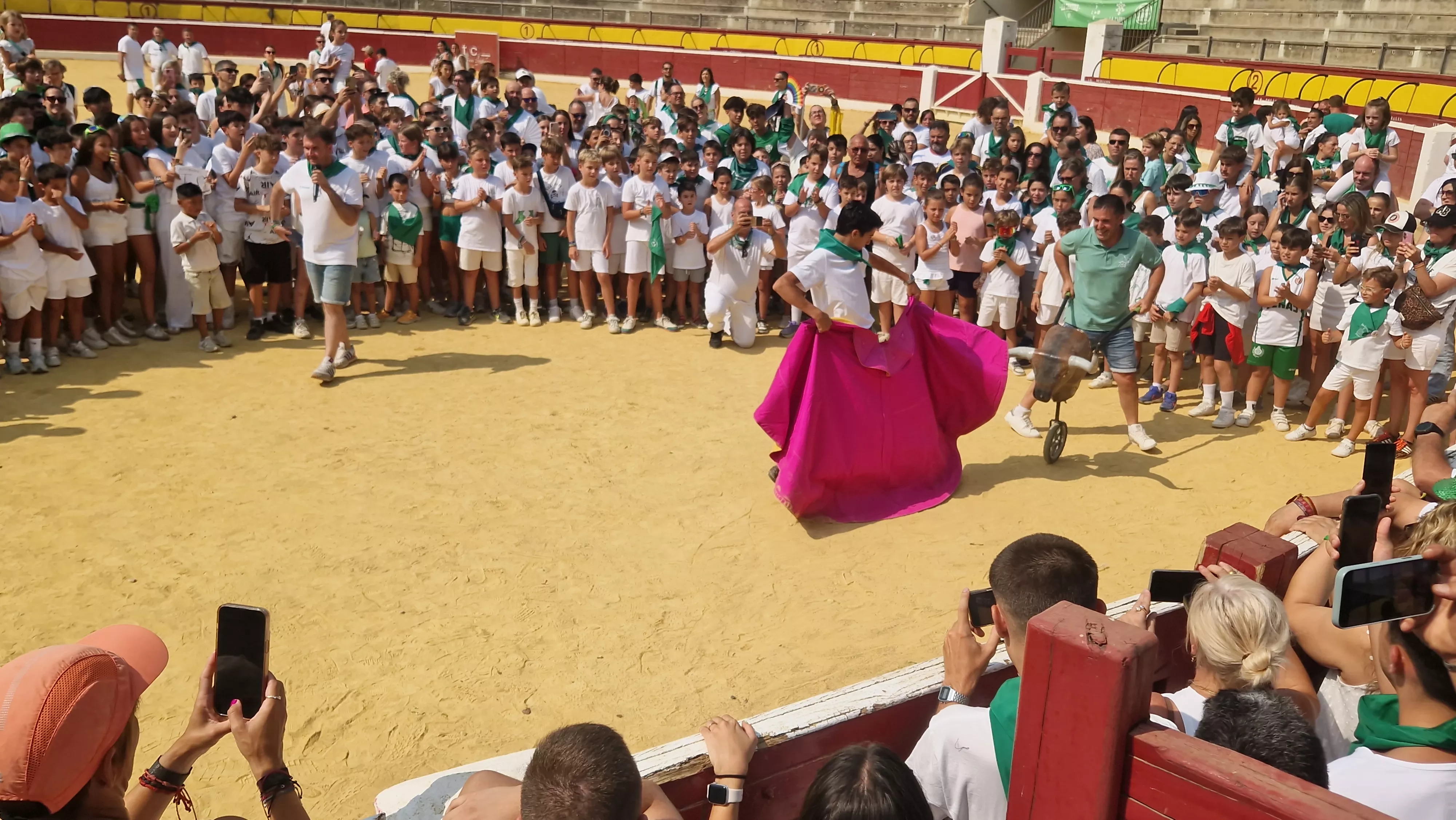 Encierro infantil con minibueyes en las fiestas de San Lorenzo. Foto Myriam Martínez