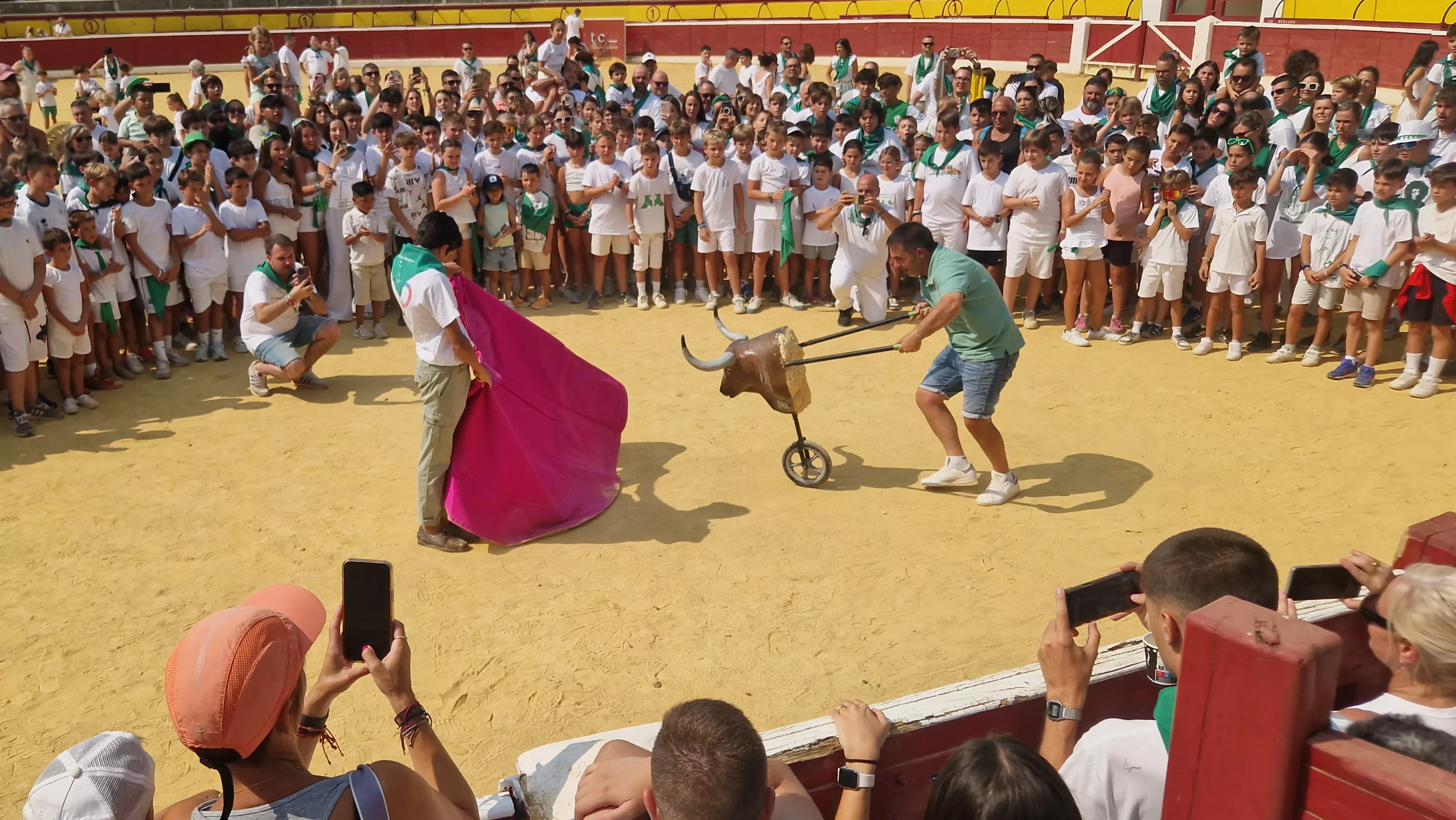 Encierro infantil con minibueyes en las fiestas de San Lorenzo. Foto Myriam Martínez
