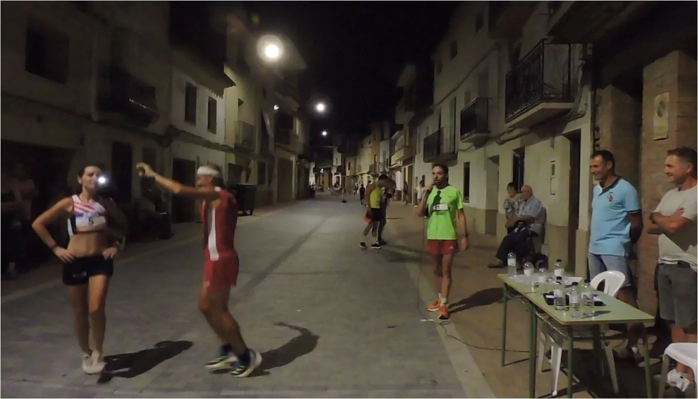 Eva Morraja y Denis Lorda bailan la jota de los campeones interpretada a capela por el corredor y jotero Jorge Pérez Picón