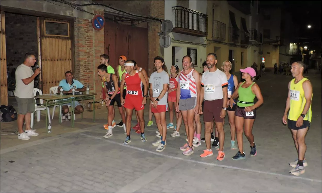 El alcalde, Francisco Javier Carrasquer dando la salida