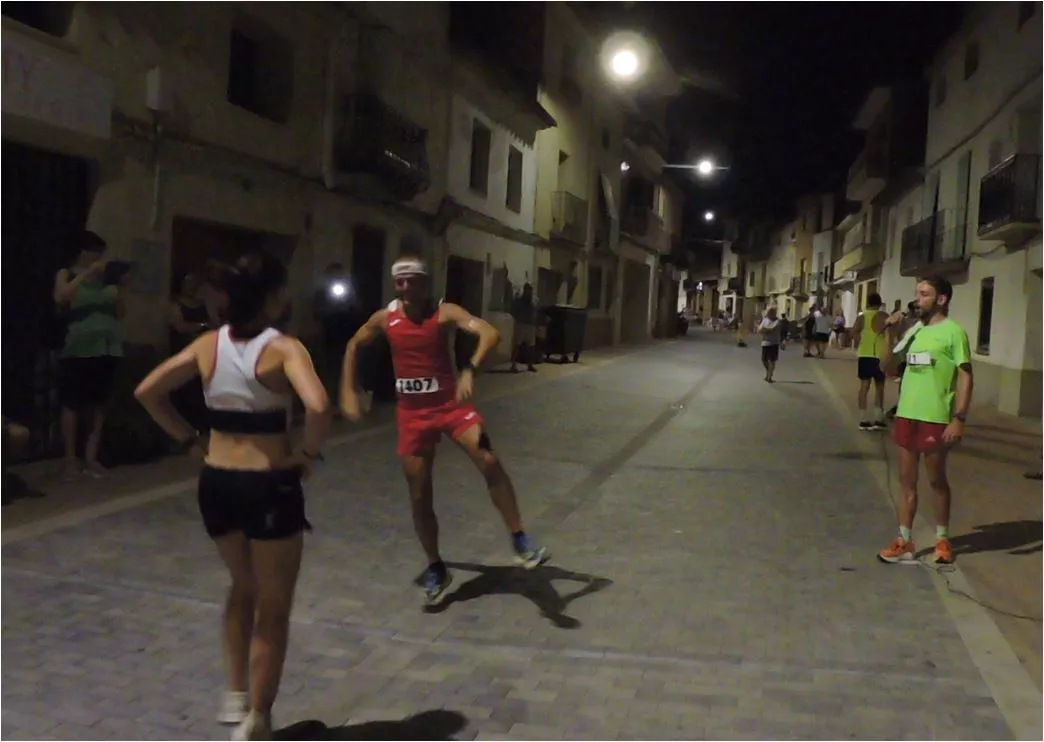 Eva Morraja y Denis Lorda bailan la jota de los campeones interpretada a capela por el corredor y jotero Jorge Pérez Picón