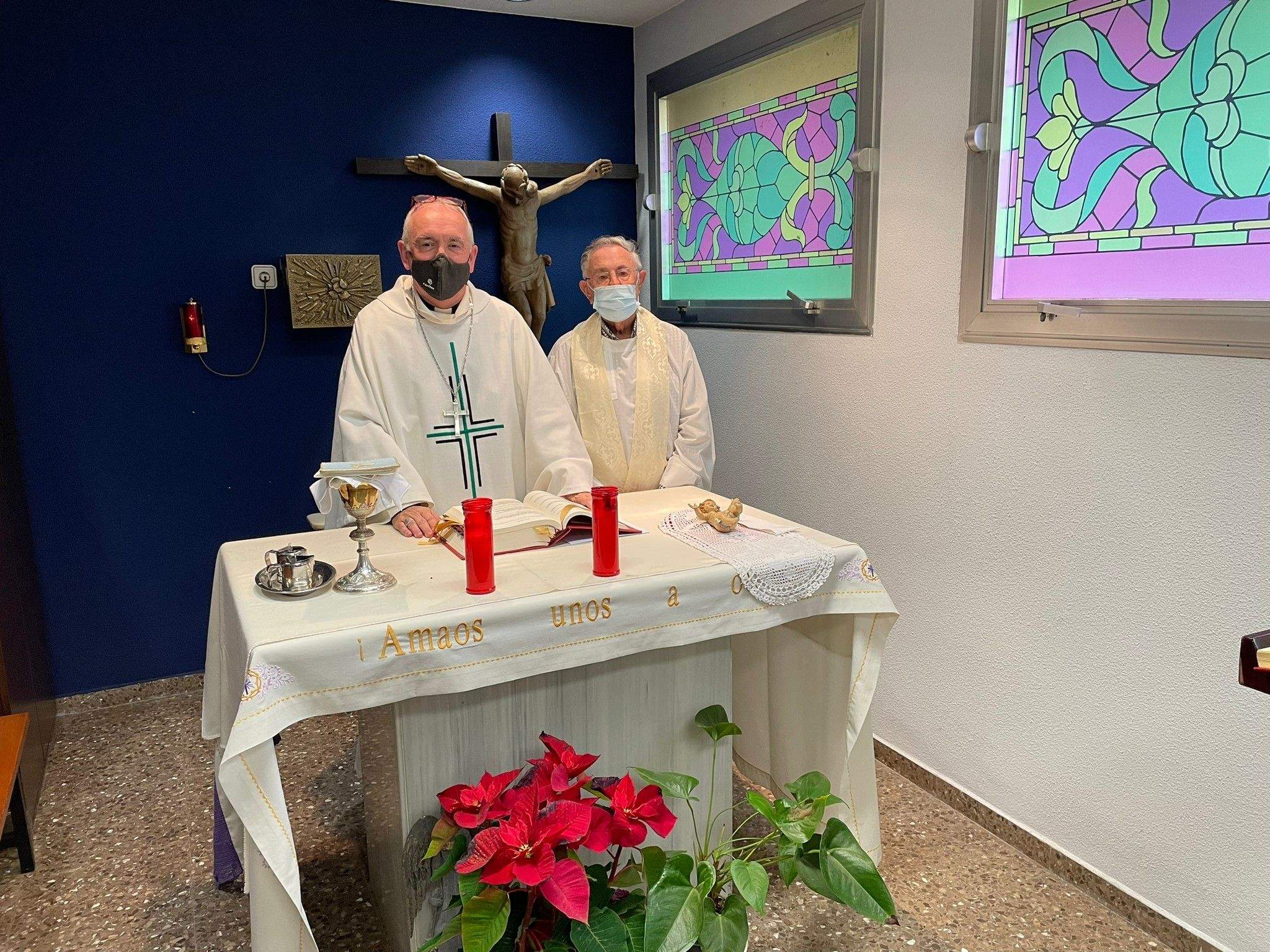 El obispo de Barbastro y el capellán, celebrando misa en el Hospital.