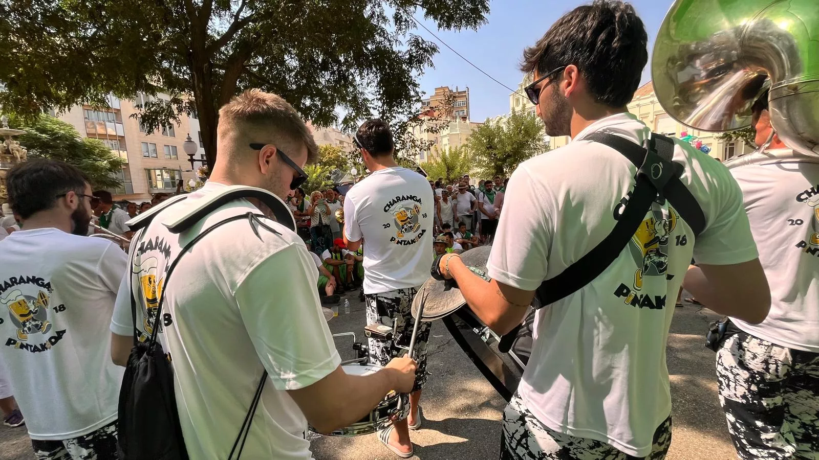 Encuentro de charangas de las Peñas en la plaza de Navarra. Foto Mercedes Manterola