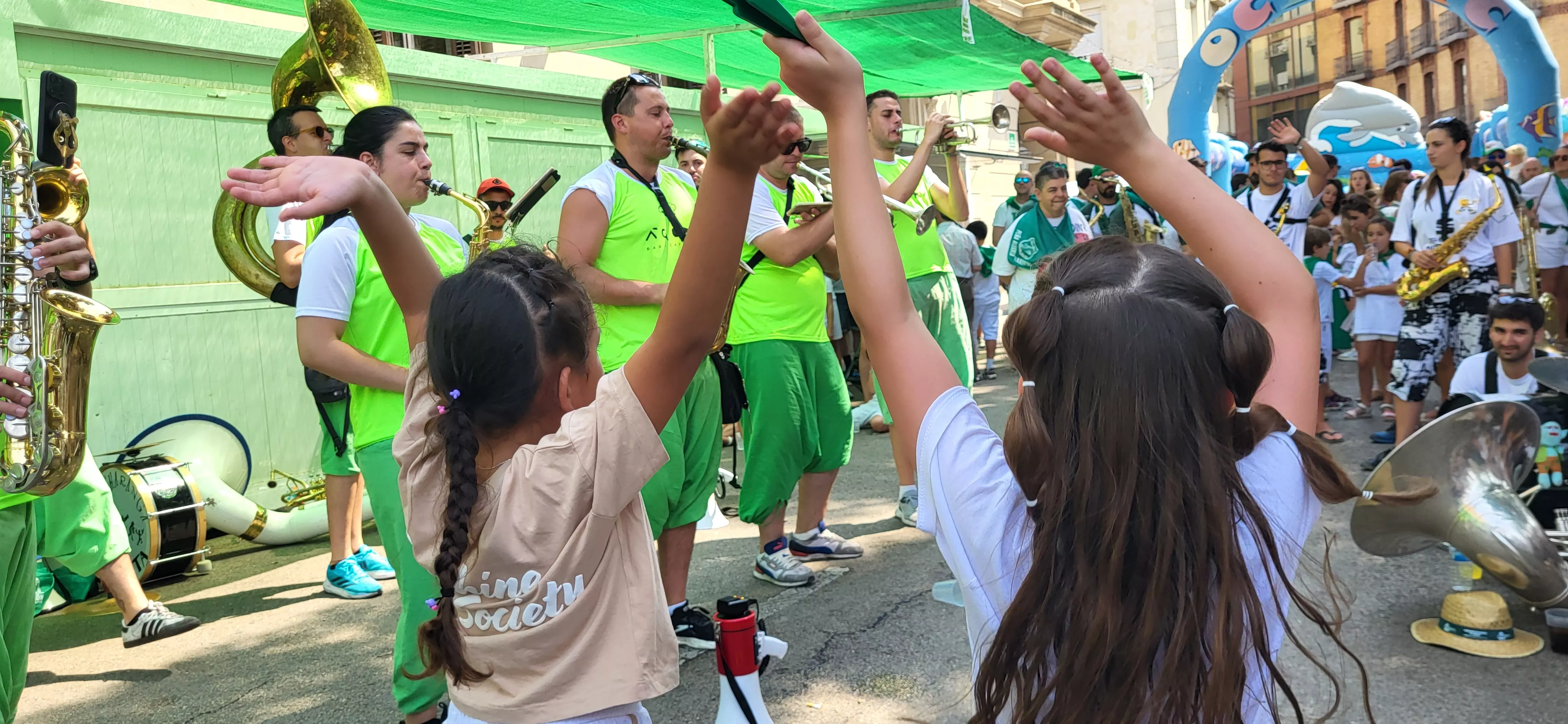 Encuentro de charangas de las Peñas en la plaza de Navarra. Foto Mercedes Manterola
