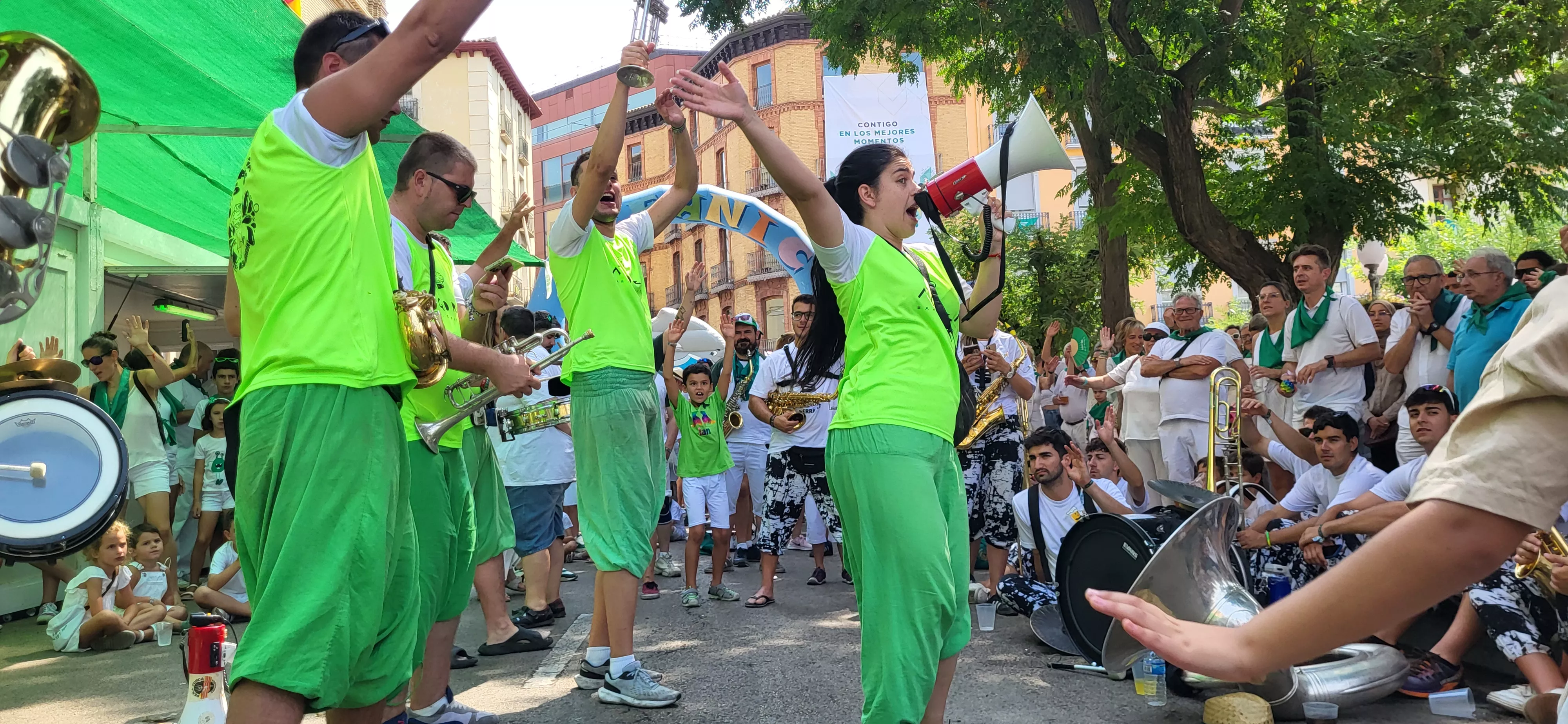 Encuentro de charangas de las Peñas en la plaza de Navarra. Foto Mercedes Manterola