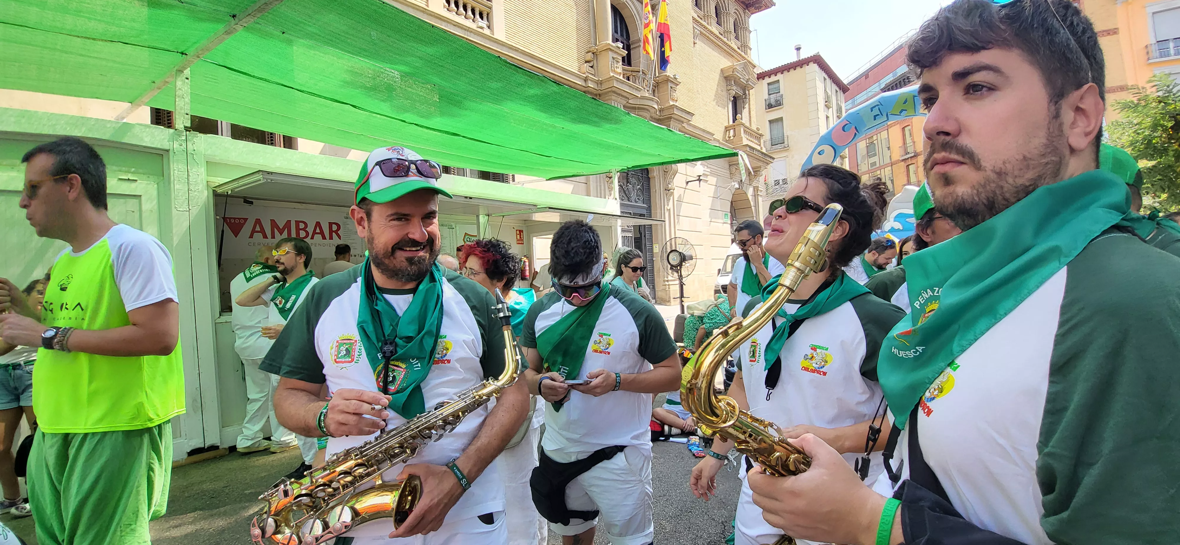 Encuentro de charangas de las Peñas en la plaza de Navarra. Foto Mercedes Manterola