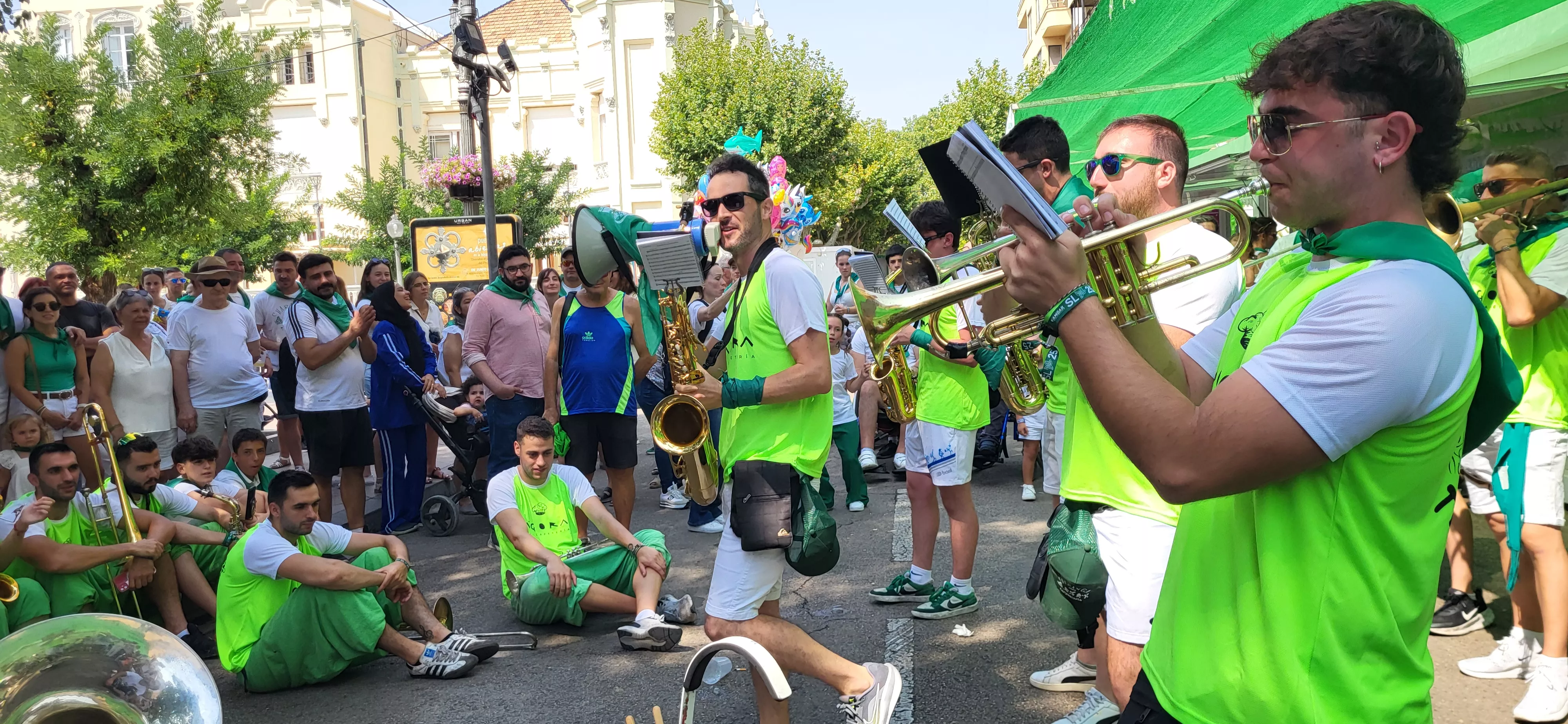 Encuentro de charangas de las Peñas en la plaza de Navarra. Foto Mercedes Manterola