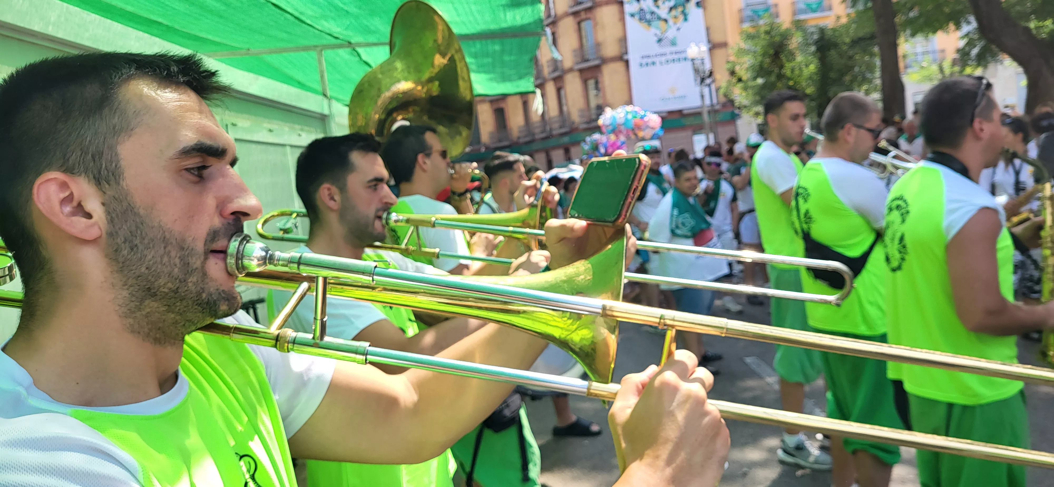 Encuentro de charangas de las Peñas en la plaza de Navarra. Foto Mercedes Manterola
