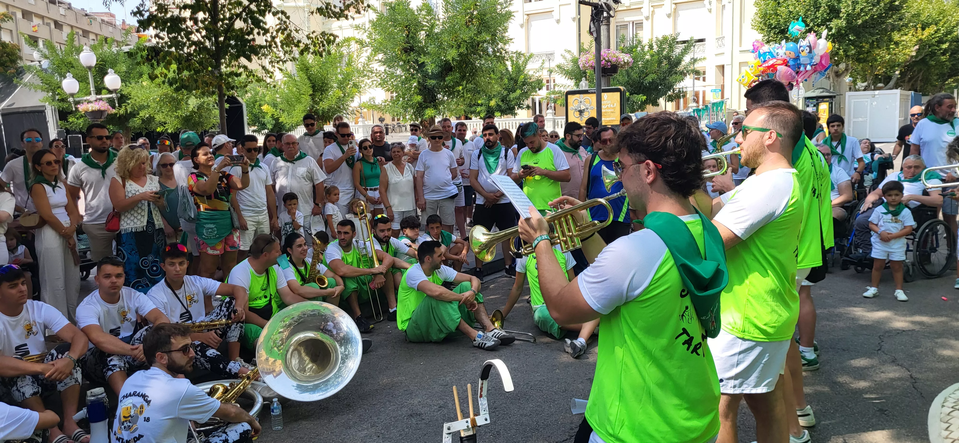 Encuentro de charangas de las Peñas en la plaza de Navarra. Foto Mercedes Manterola