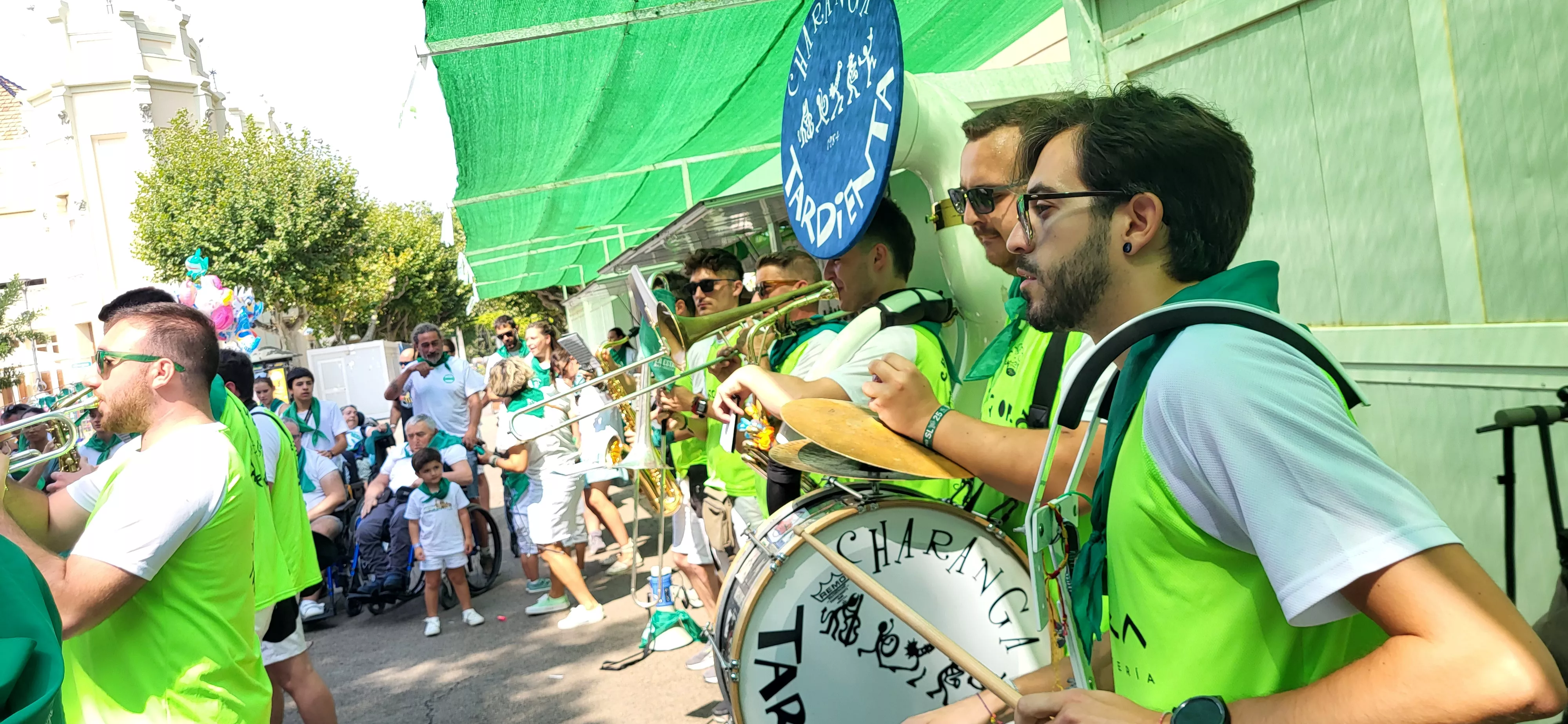 Encuentro de charangas de las Peñas en la plaza de Navarra. Foto Mercedes Manterola