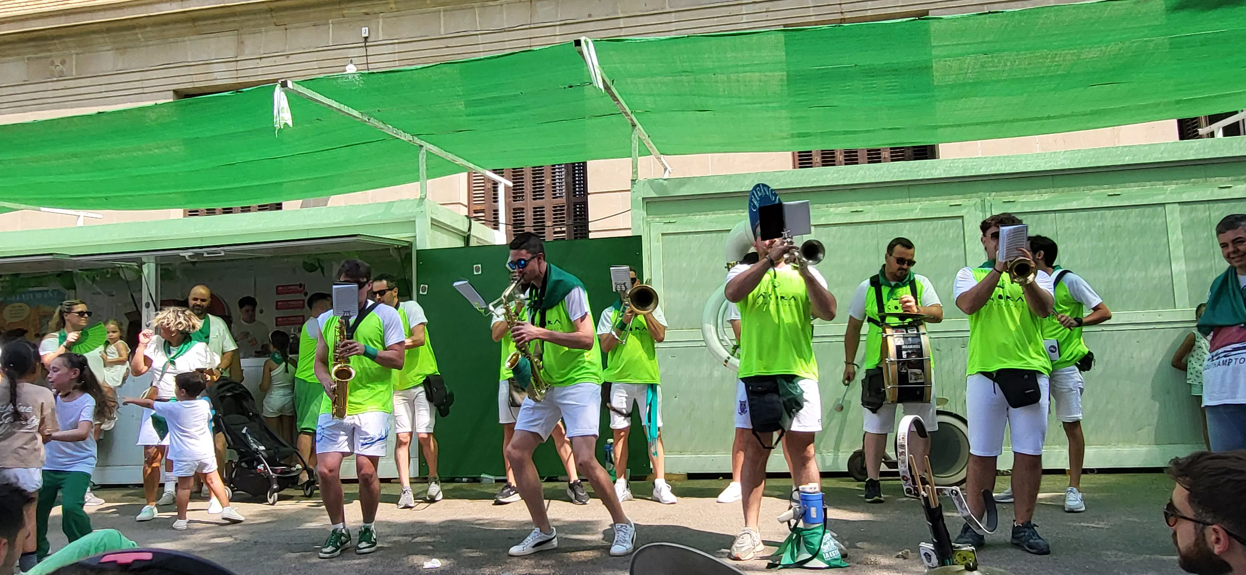 Encuentro de charangas de las Peñas en la plaza de Navarra. Foto Mercedes Manterola