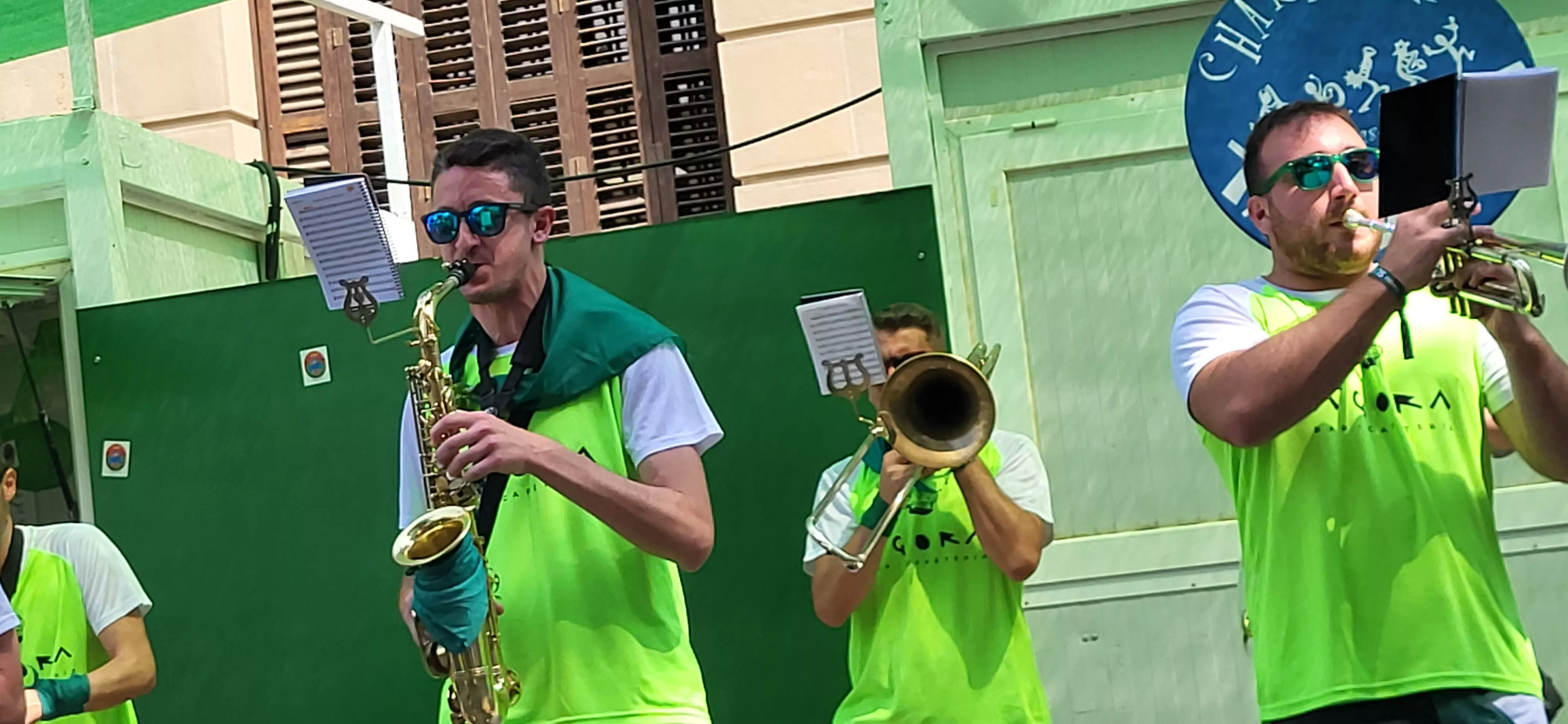 Encuentro de charangas de las Peñas en la plaza de Navarra. Foto Mercedes Manterola