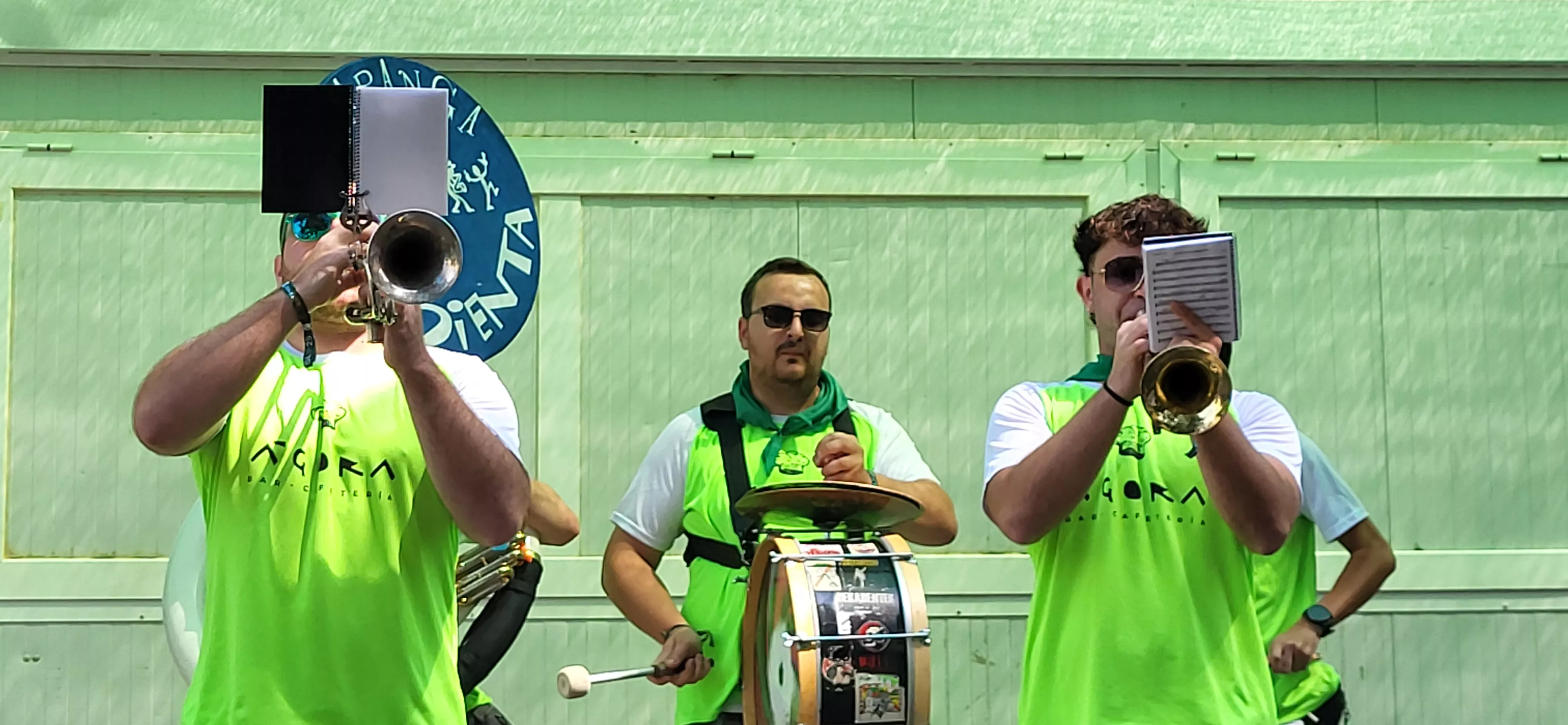Encuentro de charangas de las Peñas en la plaza de Navarra. Foto Mercedes Manterola