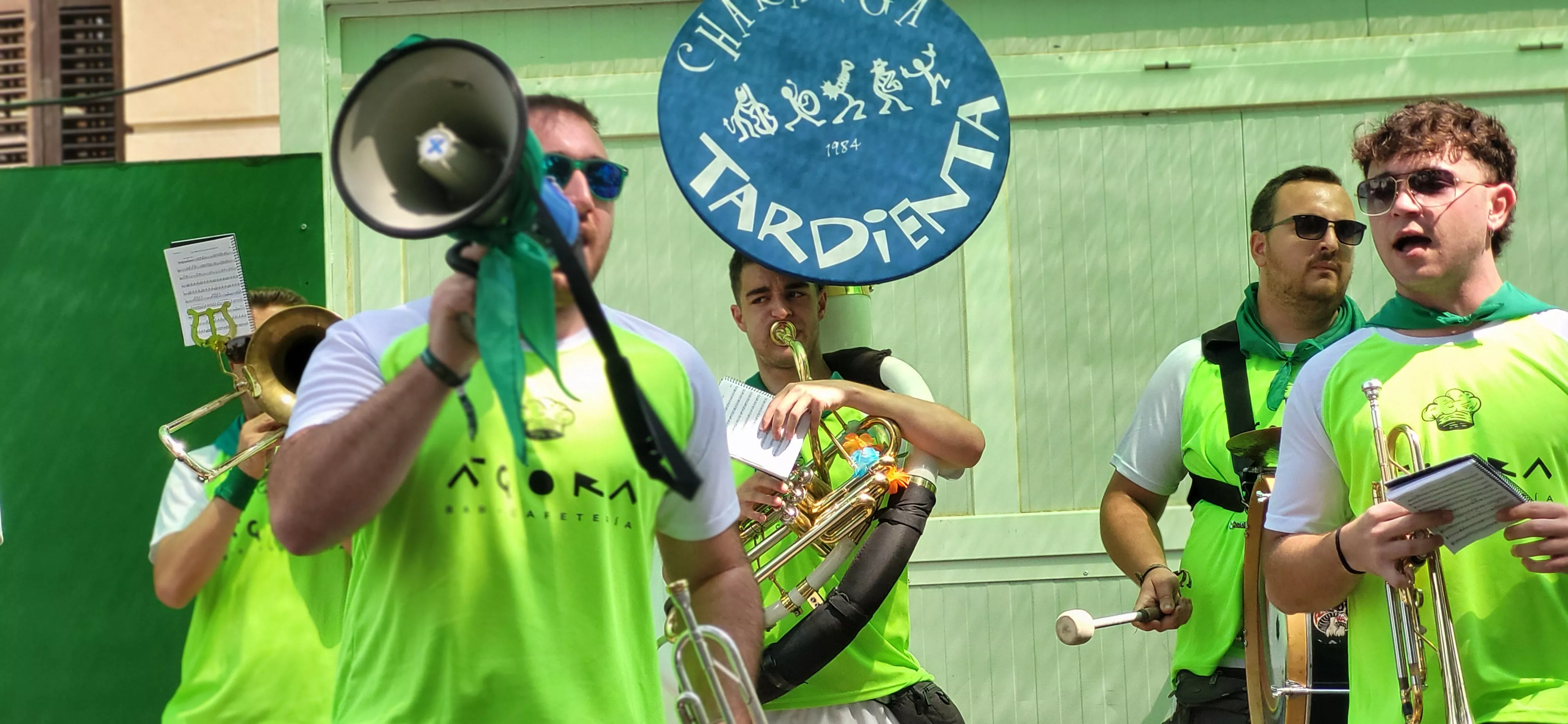 Encuentro de charangas de las Peñas en la plaza de Navarra. Foto Mercedes Manterola
