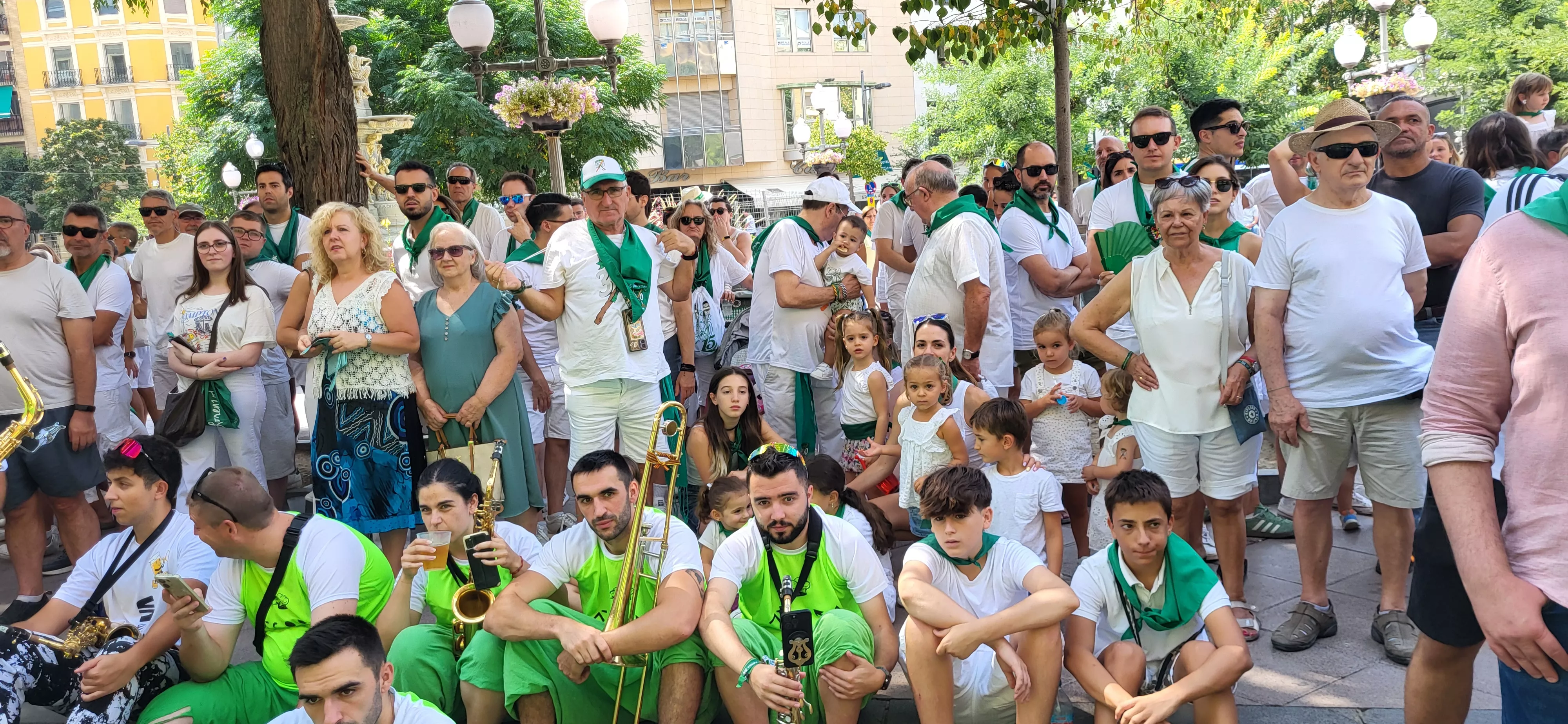 Encuentro de charangas de las Peñas en la plaza de Navarra. Foto Mercedes Manterola