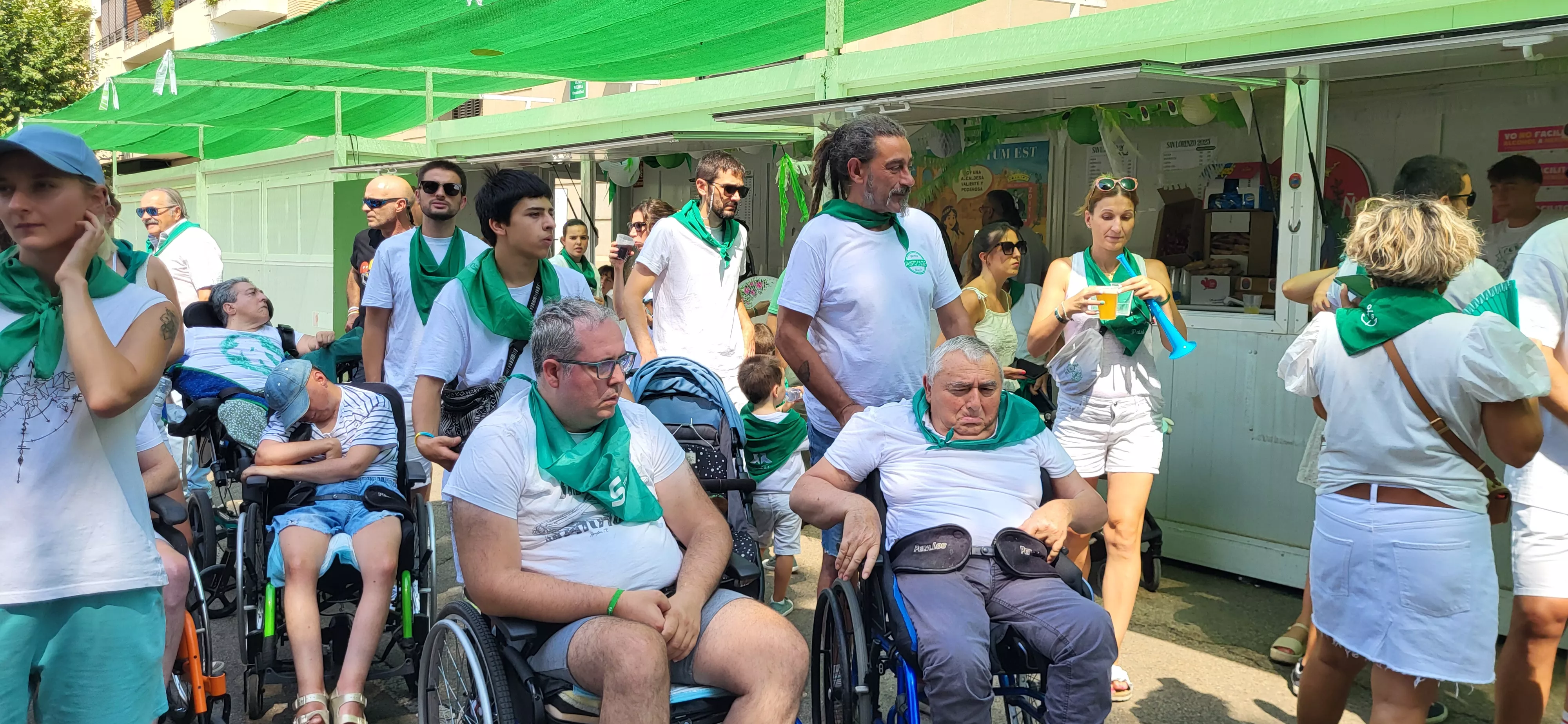 Encuentro de charangas de las Peñas en la plaza de Navarra. Foto Mercedes Manterola