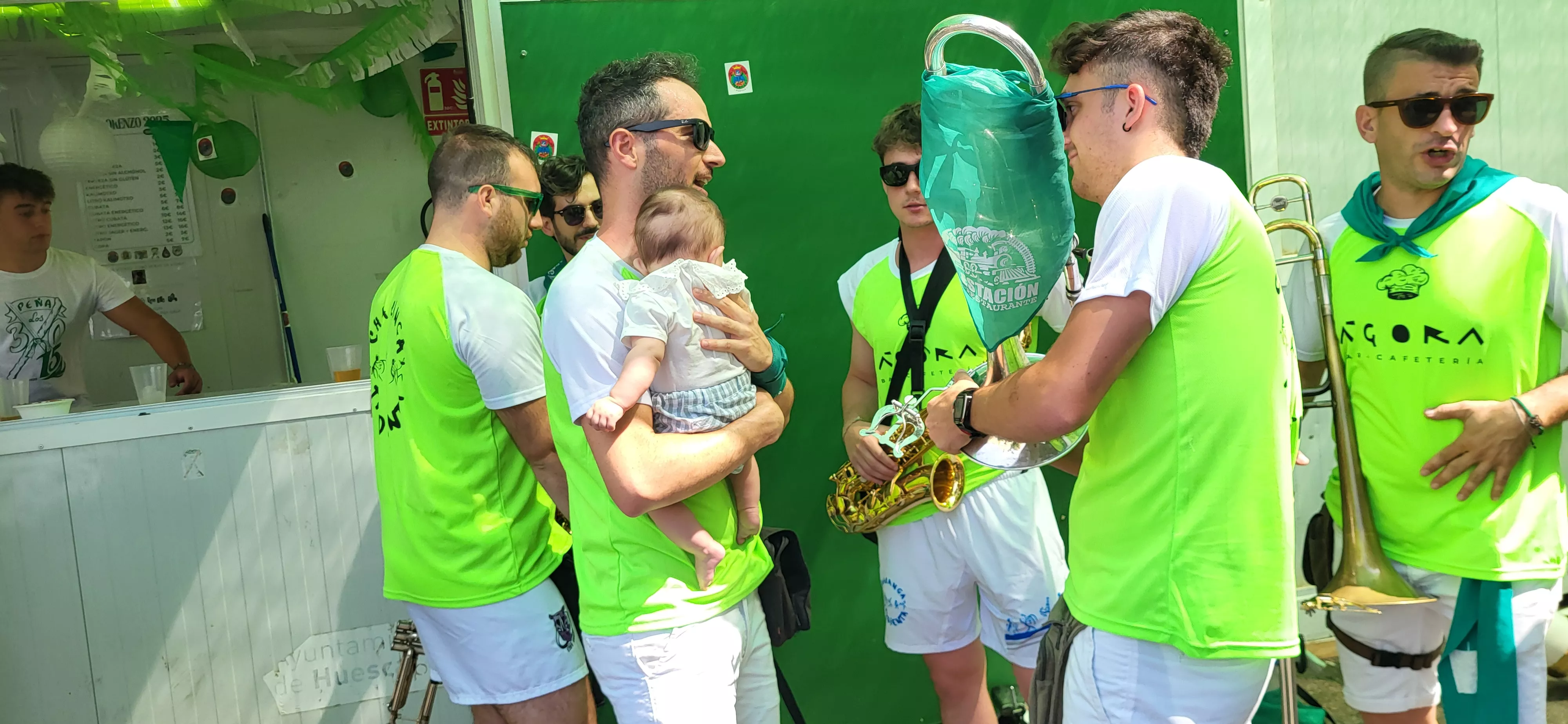 Encuentro de charangas de las Peñas en la plaza de Navarra. Foto Mercedes Manterola