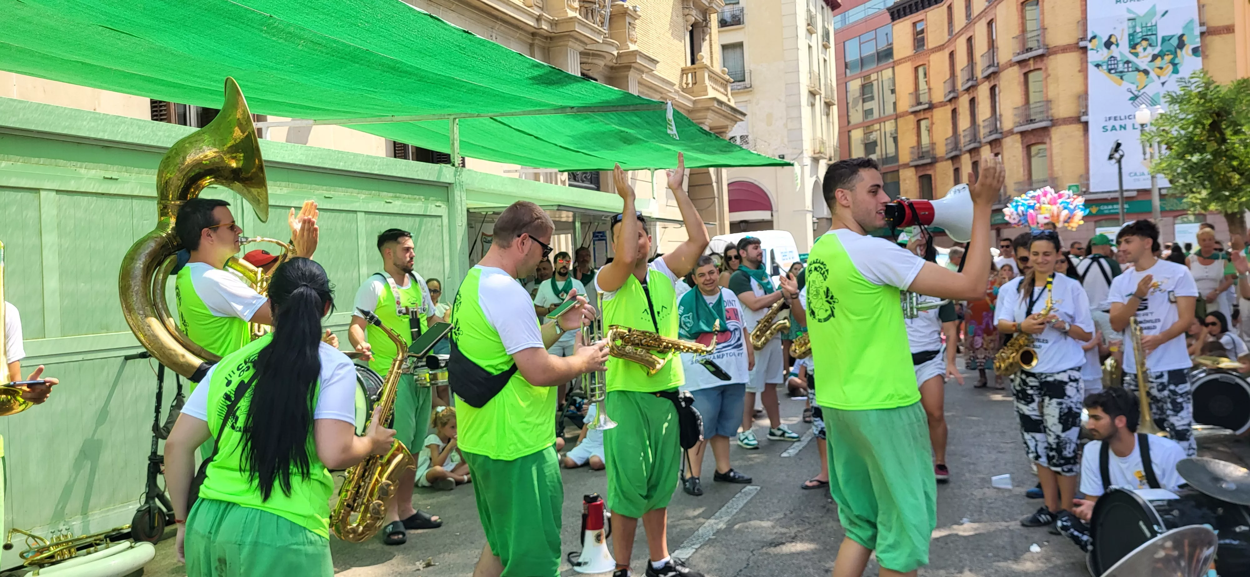 Encuentro de charangas de las Peñas en la plaza de Navarra. Foto Mercedes Manterola