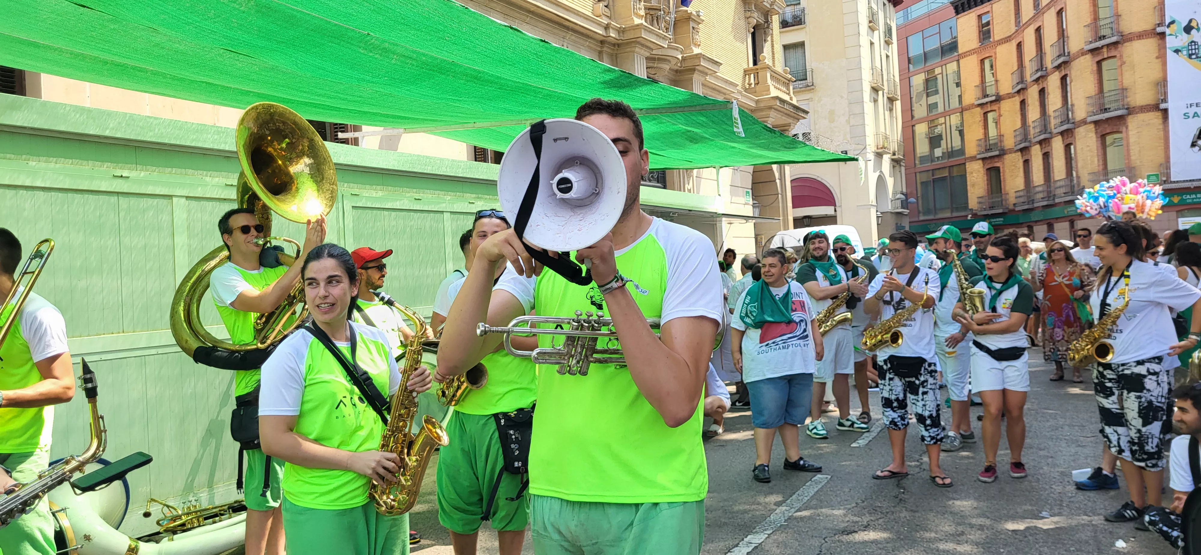 Encuentro de charangas de las Peñas en la plaza de Navarra. Foto Mercedes Manterola