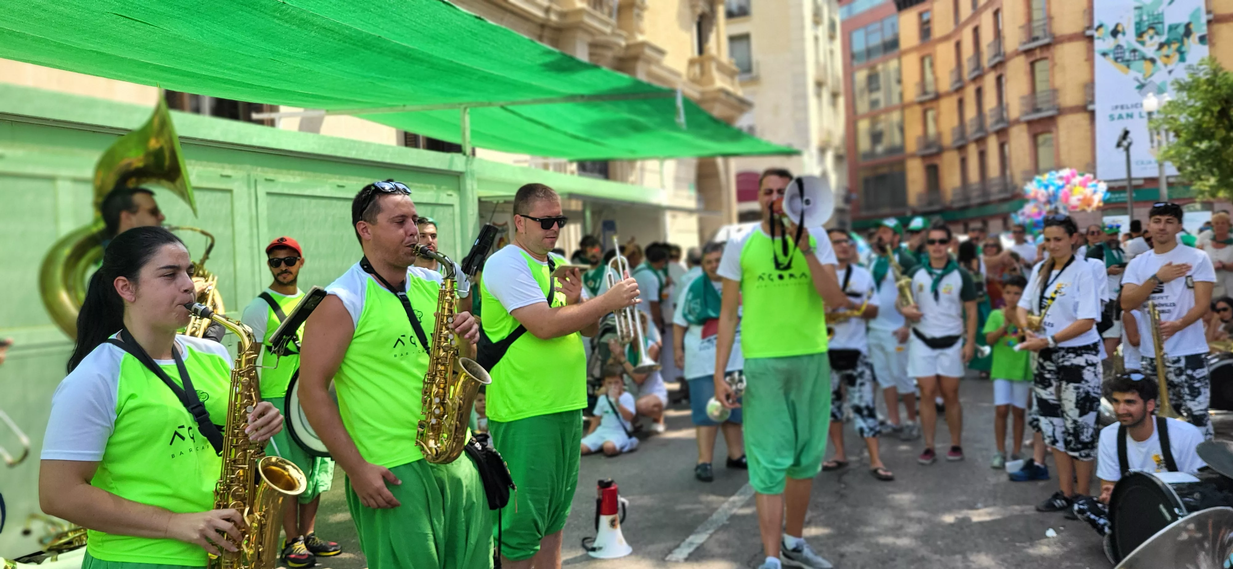 Encuentro de charangas de las Peñas en la plaza de Navarra. Foto Mercedes Manterola