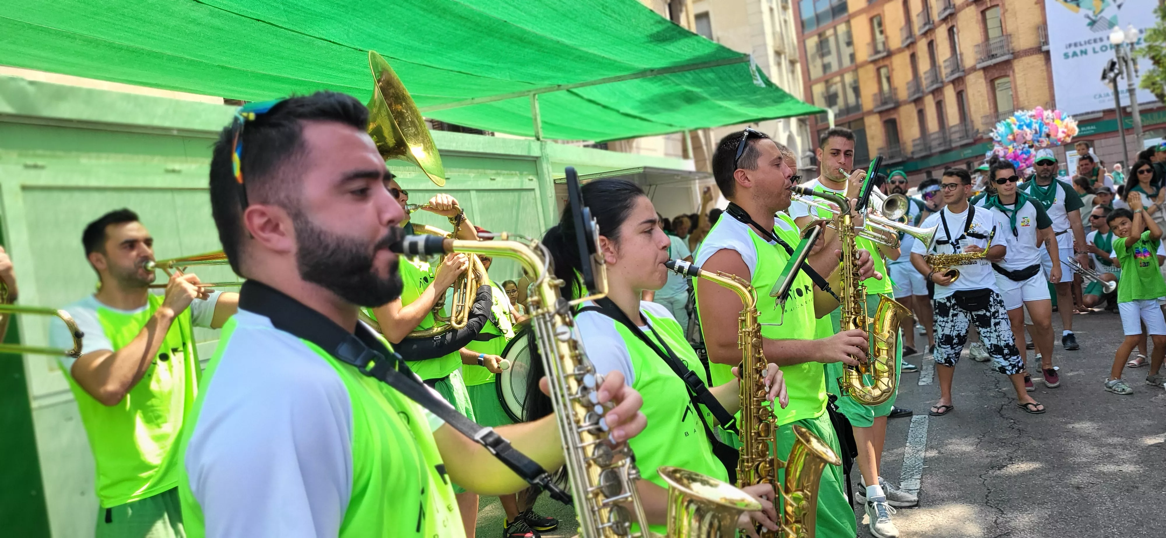 Encuentro de charangas de las Peñas en la plaza de Navarra. Foto Mercedes Manterola