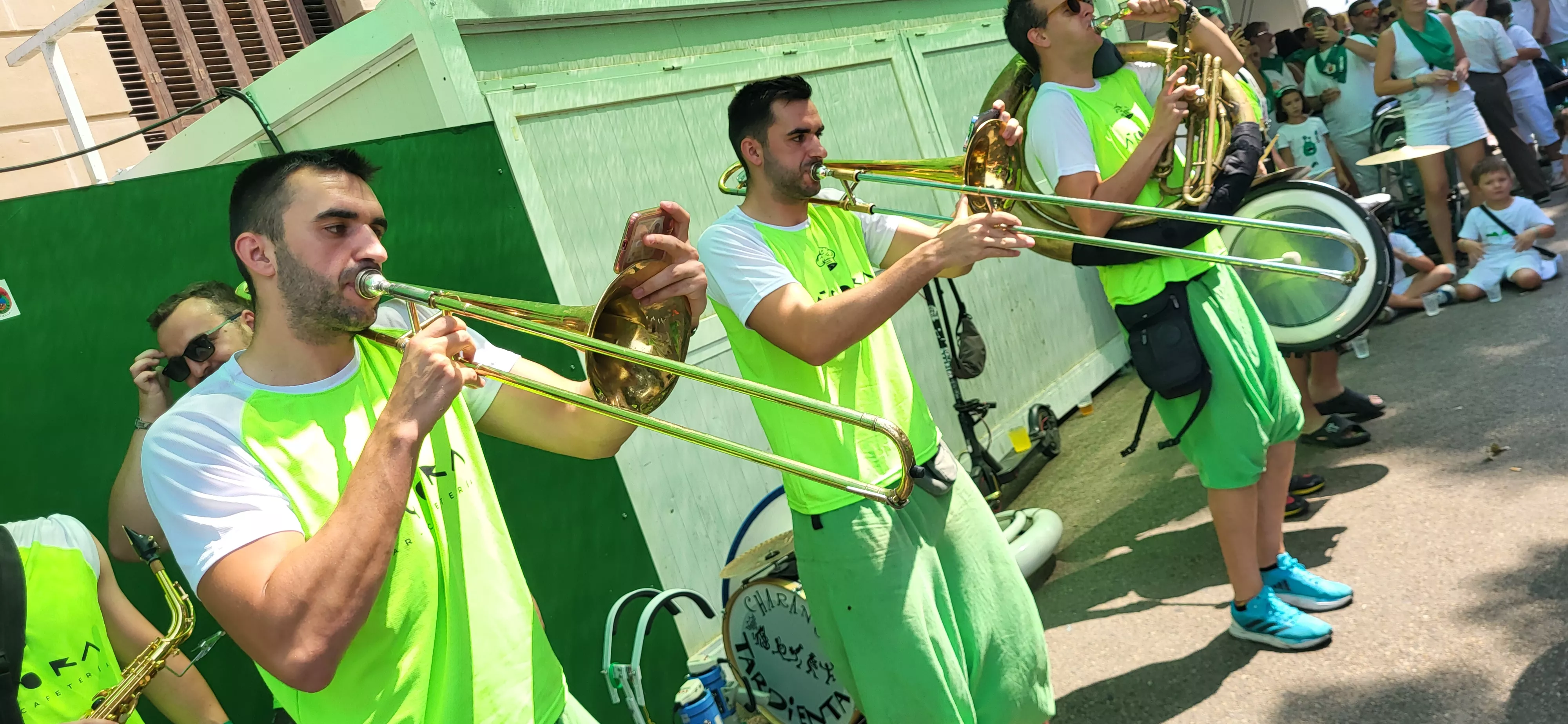 Encuentro de charangas de las Peñas en la plaza de Navarra. Foto Mercedes Manterola