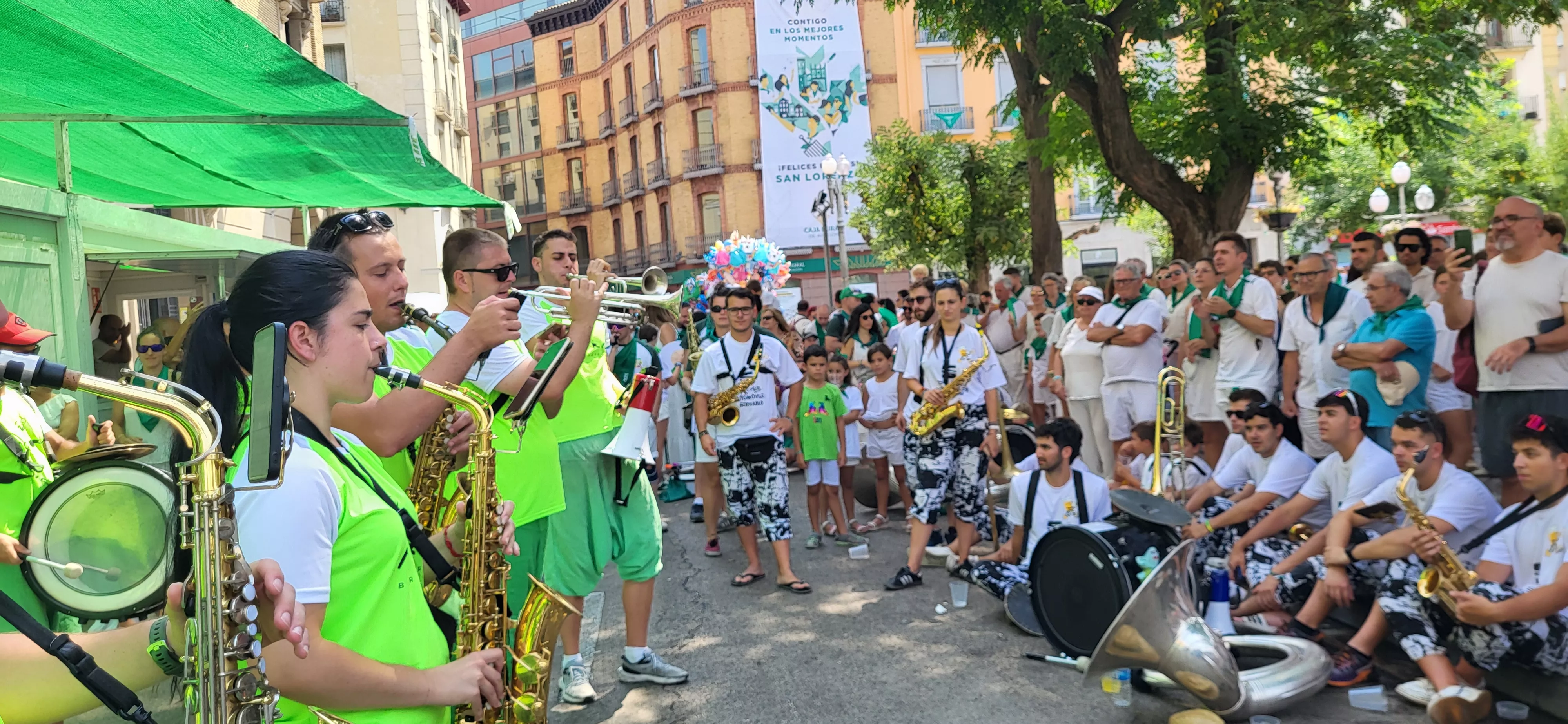 Encuentro de charangas de las Peñas en la plaza de Navarra. Foto Mercedes Manterola