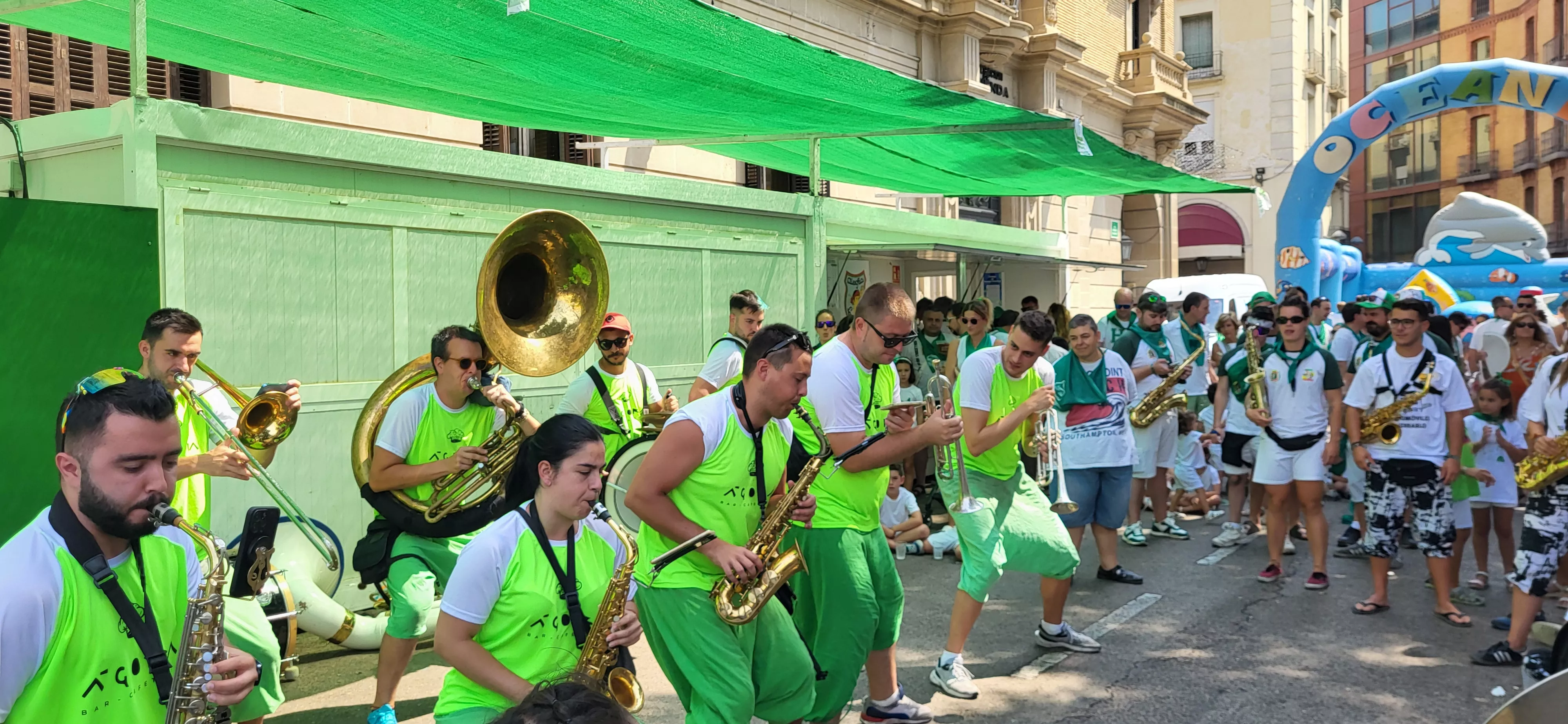 Encuentro de charangas de las Peñas en la plaza de Navarra. Foto Mercedes Manterola