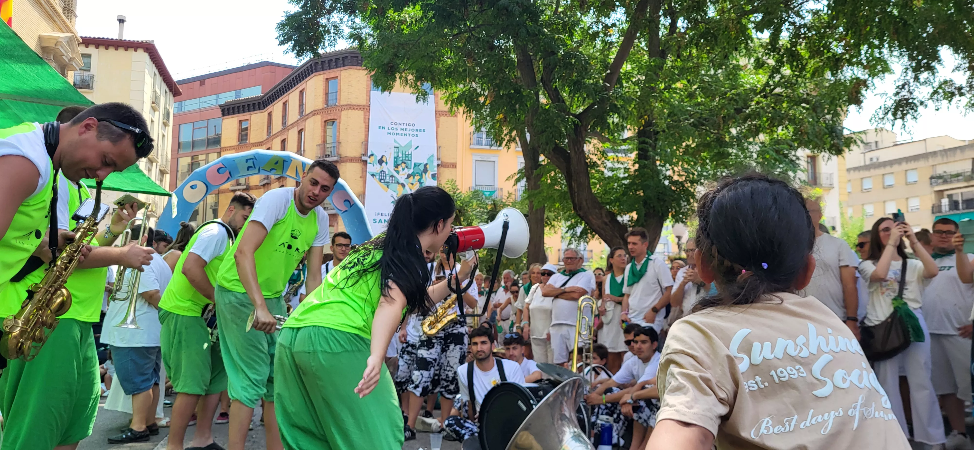 Encuentro de charangas de las Peñas en la plaza de Navarra. Foto Mercedes Manterola