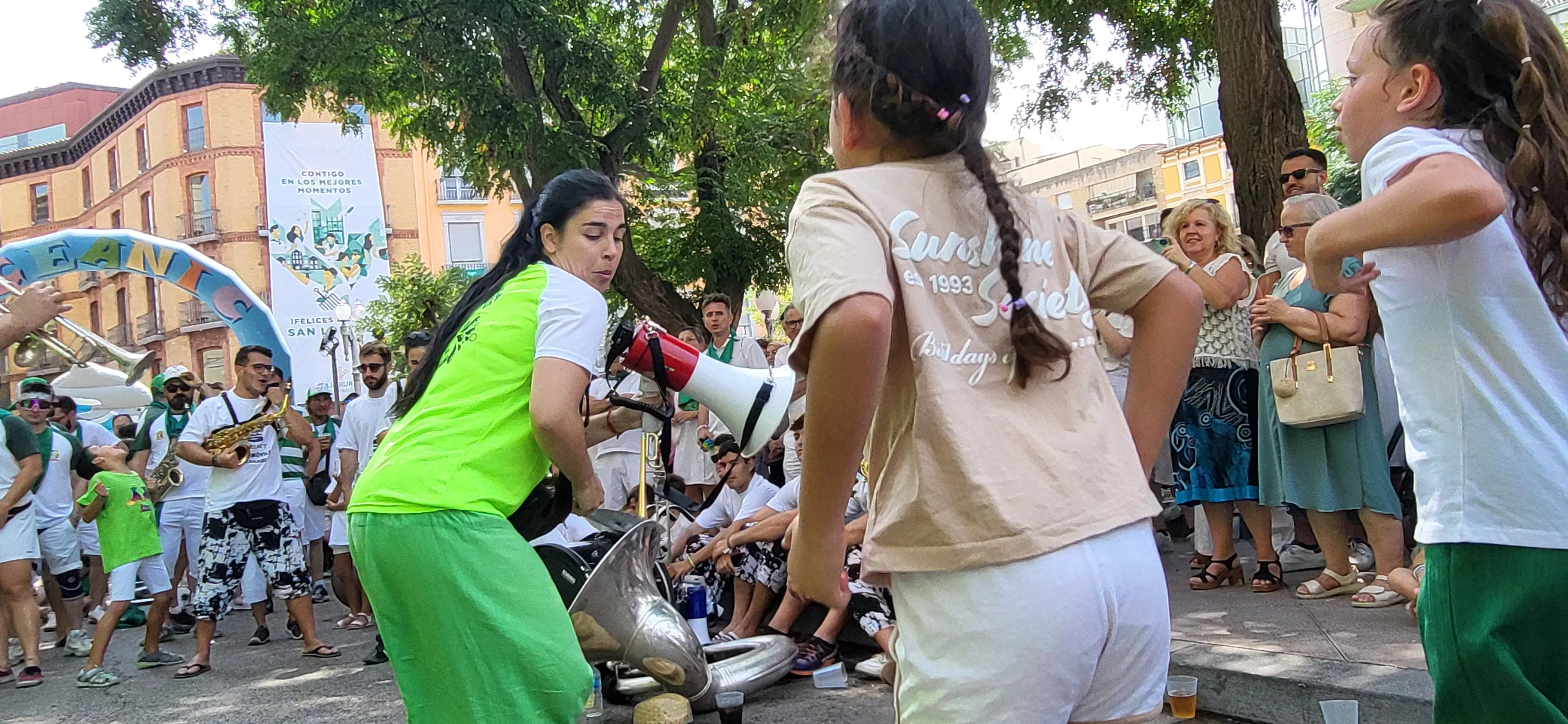 Encuentro de charangas de las Peñas en la plaza de Navarra. Foto Mercedes Manterola