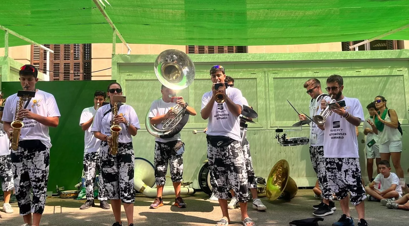 Encuentro de charangas de las Peñas en la plaza de Navarra. Foto Mercedes Manterola