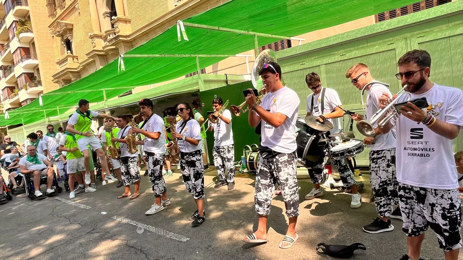 Encuentro de charangas de las Peñas en la plaza de Navarra. Foto Mercedes Manterola