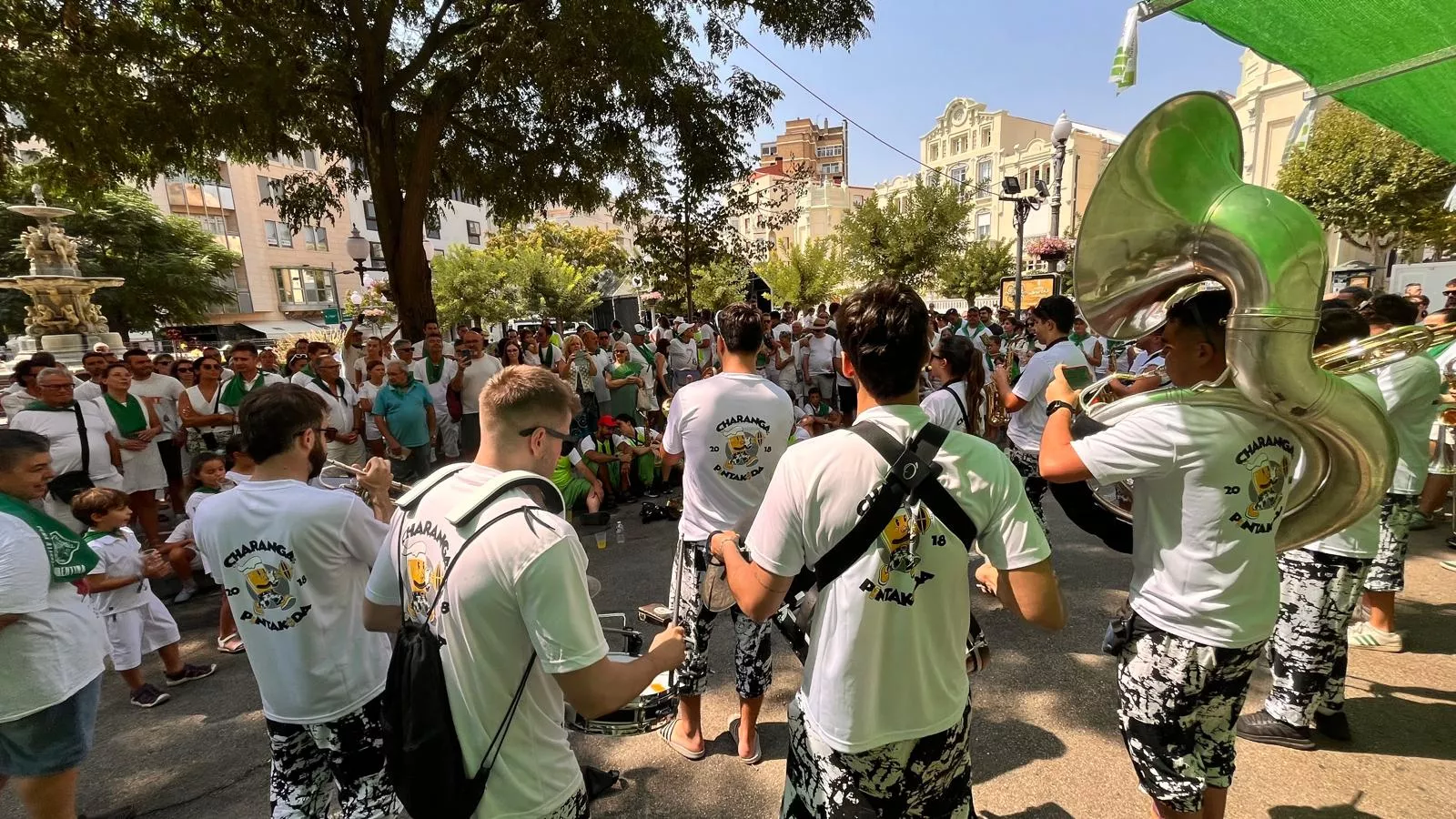 Encuentro de charangas de las Peñas en la plaza de Navarra. Foto Mercedes Manterola