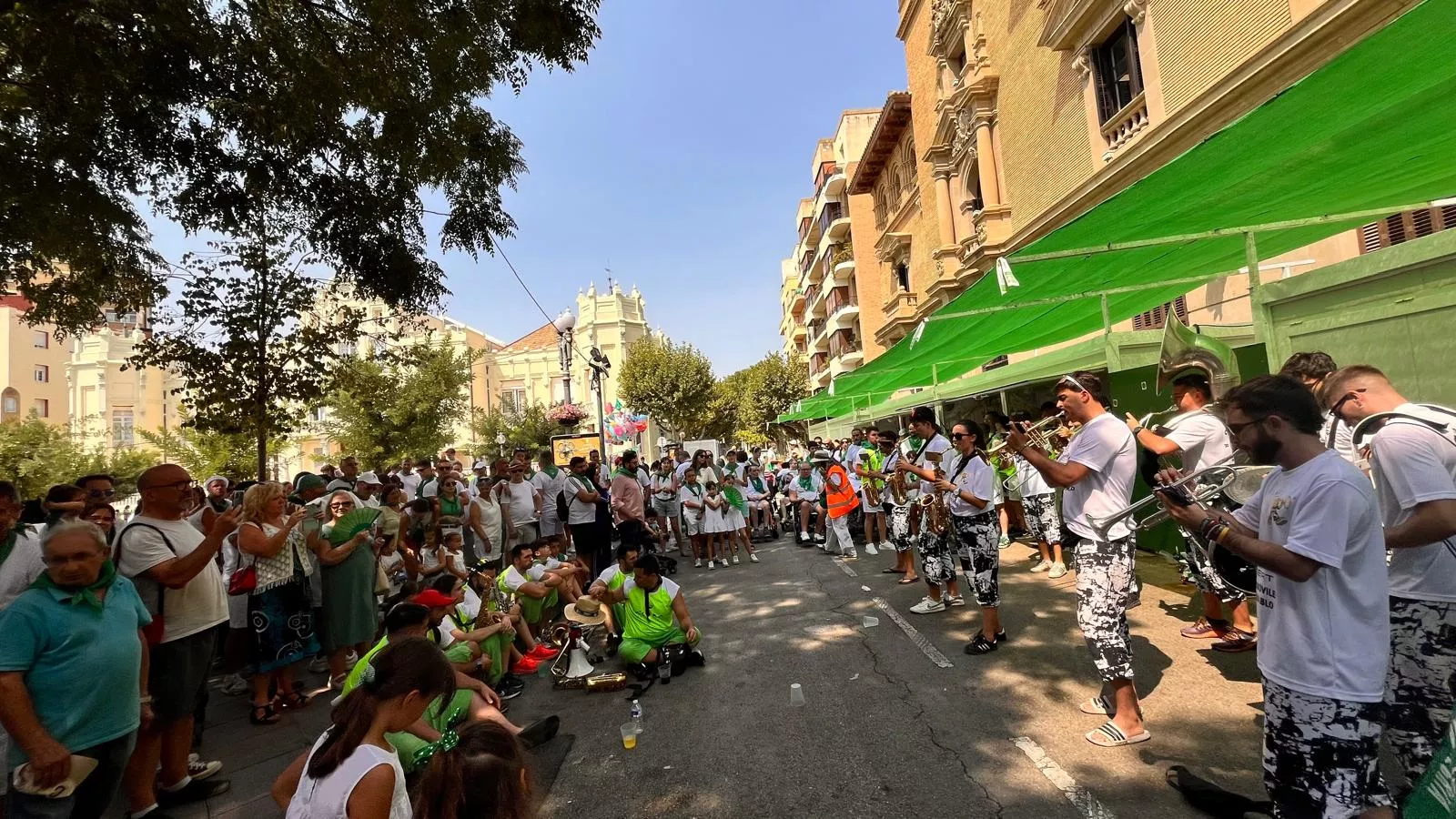 Encuentro de charangas de las Peñas en la plaza de Navarra. Foto Mercedes Manterola
