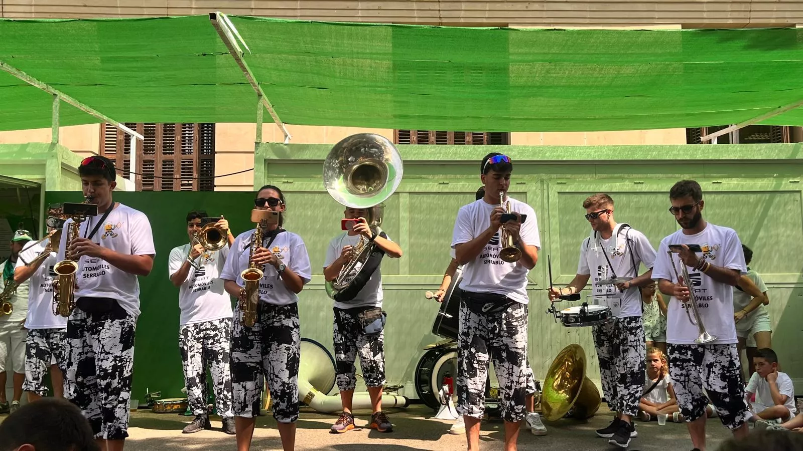 Encuentro de charangas de las Peñas en la plaza de Navarra. Foto Mercedes Manterola
