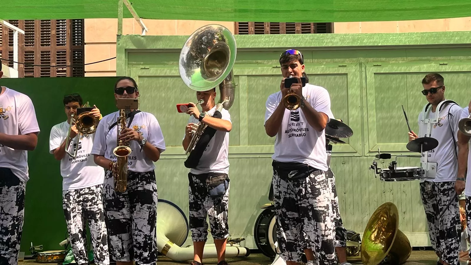 Encuentro de charangas de las Peñas en la plaza de Navarra. Foto Mercedes Manterola